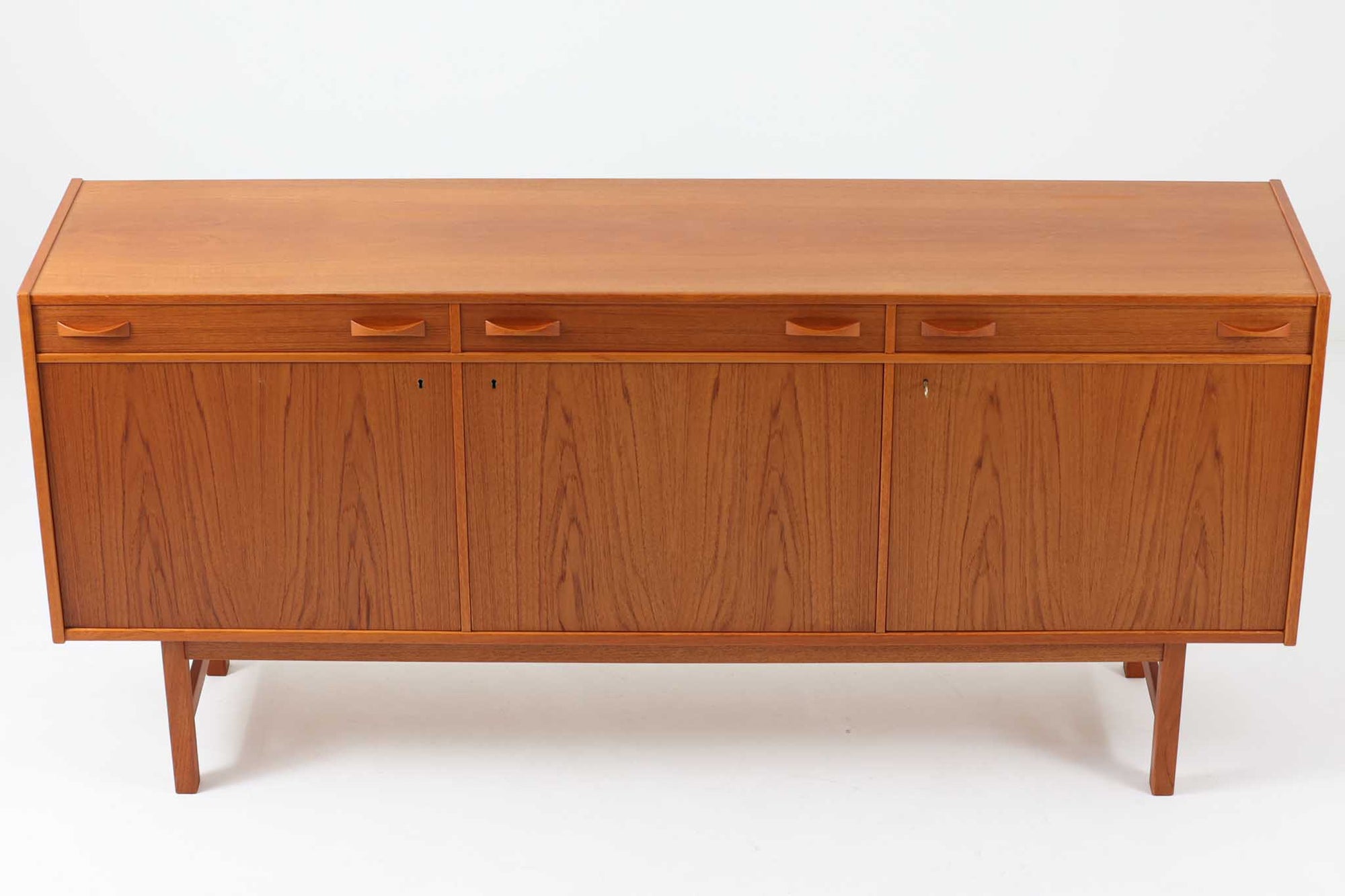 Tage Olofssonによるキッチンキャビネットです。上段はカトラリーが入れやすそうな引き出しが3杯あり、扉内部のスペースは食器をおける十分な広さがあり使い勝手が良さそうです。幅が183cmと十分なサイズで、本体にはチーク材、脚部にはナチュラルなビーチ材が使用されておりすっきりとした印象を受けます。