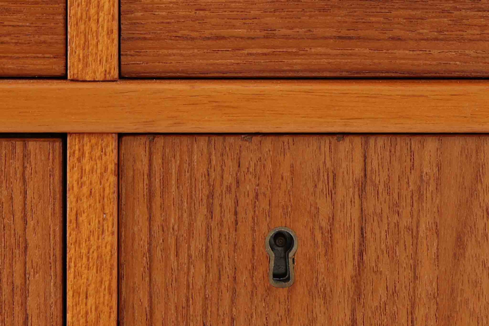 Tage Olofssonによるキッチンキャビネットです。上段はカトラリーが入れやすそうな引き出しが3杯あり、扉内部のスペースは食器をおける十分な広さがあり使い勝手が良さそうです。幅が183cmと十分なサイズで、本体にはチーク材、脚部にはナチュラルなビーチ材が使用されておりすっきりとした印象を受けます。