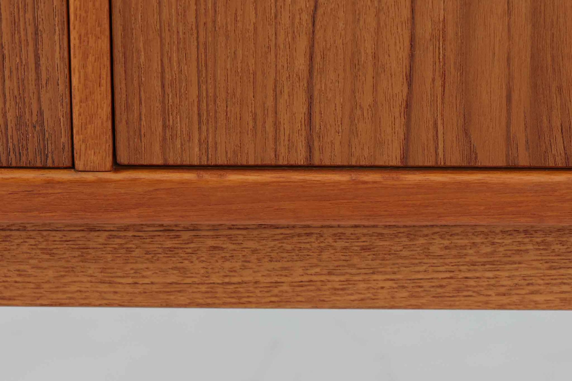 Tage Olofssonによるキッチンキャビネットです。上段はカトラリーが入れやすそうな引き出しが3杯あり、扉内部のスペースは食器をおける十分な広さがあり使い勝手が良さそうです。幅が183cmと十分なサイズで、本体にはチーク材、脚部にはナチュラルなビーチ材が使用されておりすっきりとした印象を受けます。