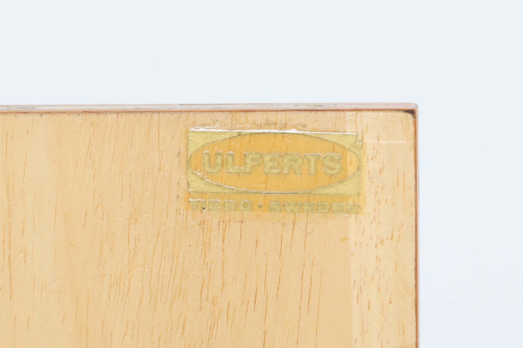 Tage Olofssonによるキッチンキャビネットです。上段はカトラリーが入れやすそうな引き出しが3杯あり、扉内部のスペースは食器をおける十分な広さがあり使い勝手が良さそうです。幅が183cmと十分なサイズで、本体にはチーク材、脚部にはナチュラルなビーチ材が使用されておりすっきりとした印象を受けます。