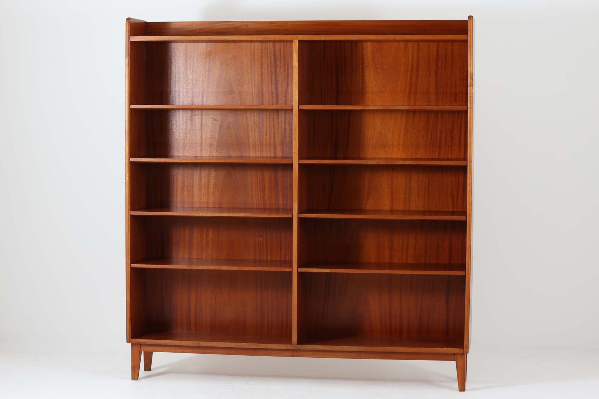 スウェーデンより買い付けたワイドシェルフです。本体には良質なマホガニー材、脚にはビーチ材が使用されいます。