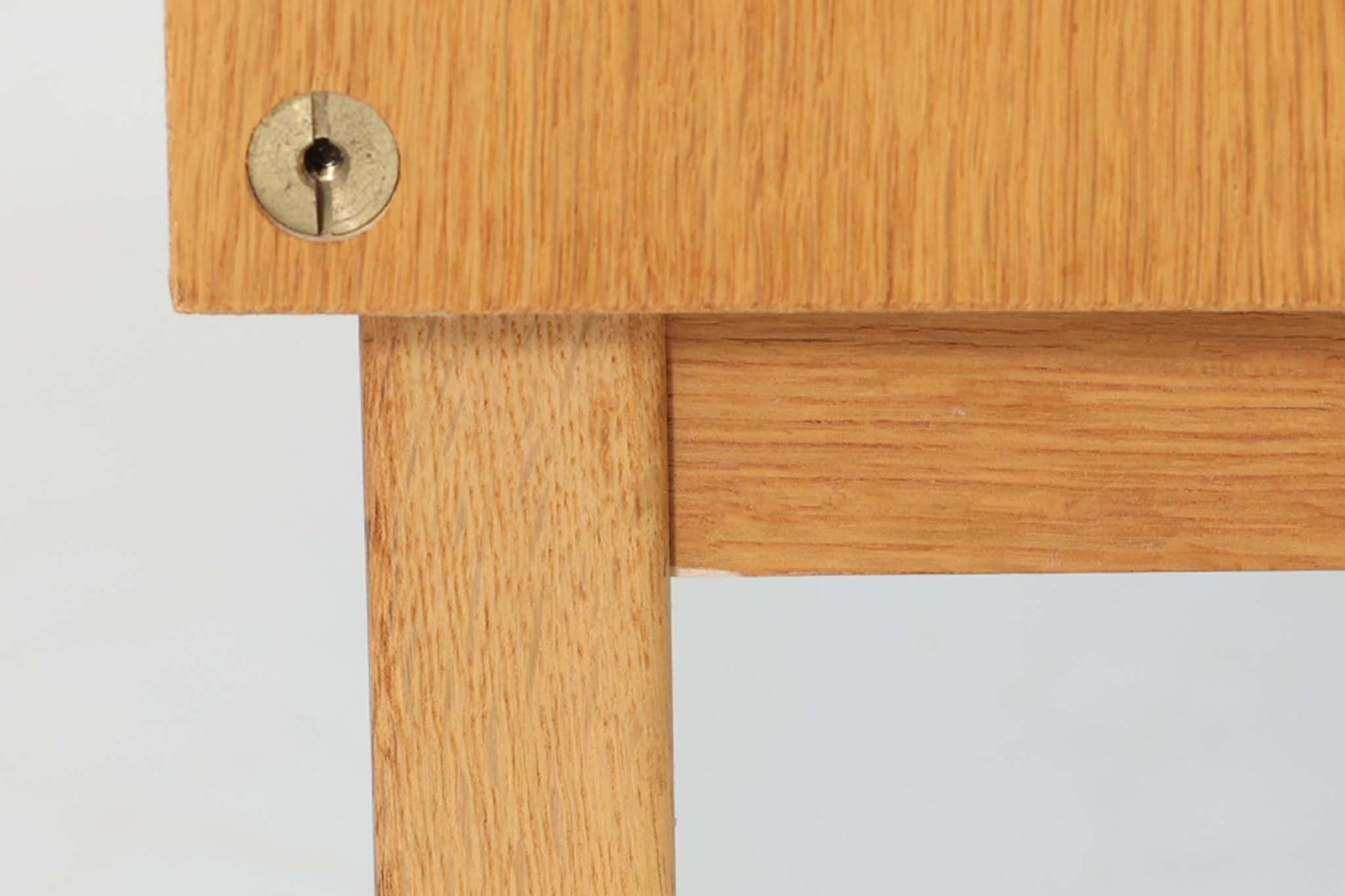 スウェーデンより買い付けました。デザインのポイントはガラス戸で、中央部の棚板は本が置けるように傾斜がついています。チーク材とオーク材の組み合わせが美しく、背面のモスグリーンが差し色となっています。