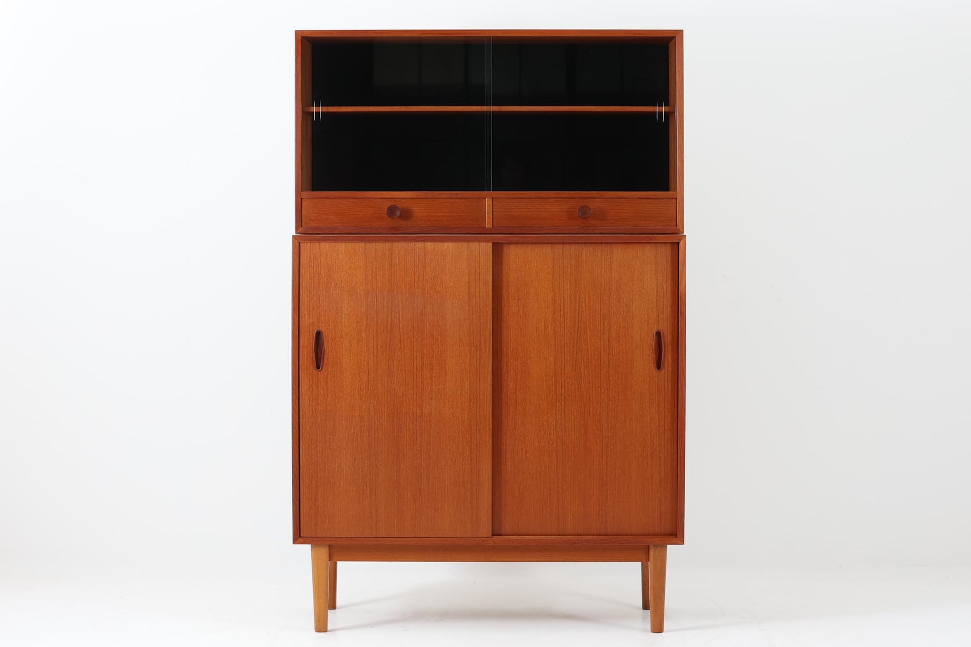 高さが低くて使いやすいサイズ感です。本体には高品質なチーク材が使われており、温かみのある空間を演出できそうです。脚部分に使われているオーク材がデザインのポイントです。