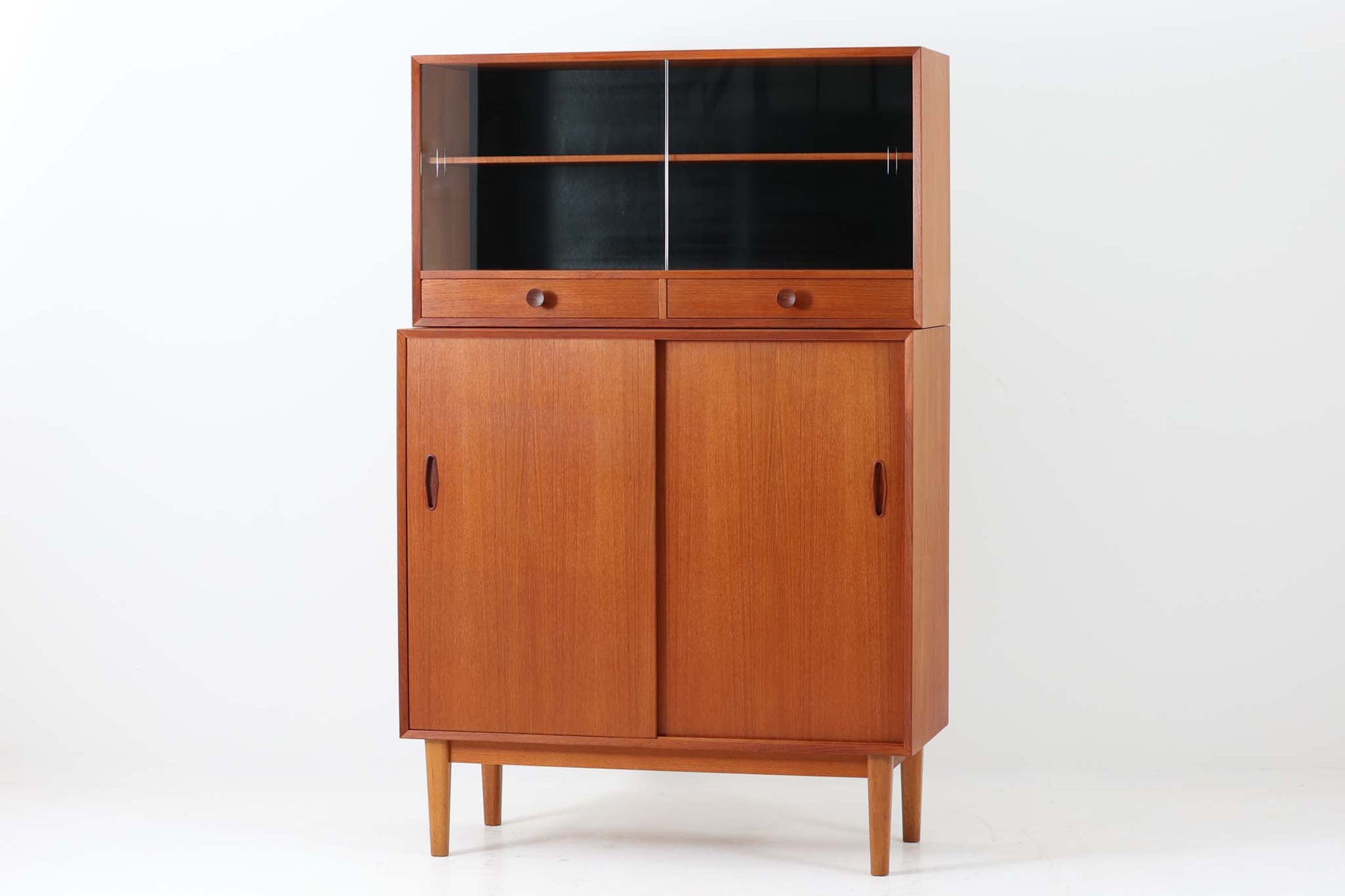 高さが低くて使いやすいサイズ感です。本体には高品質なチーク材が使われており、温かみのある空間を演出できそうです。脚部分に使われているオーク材がデザインのポイントです。