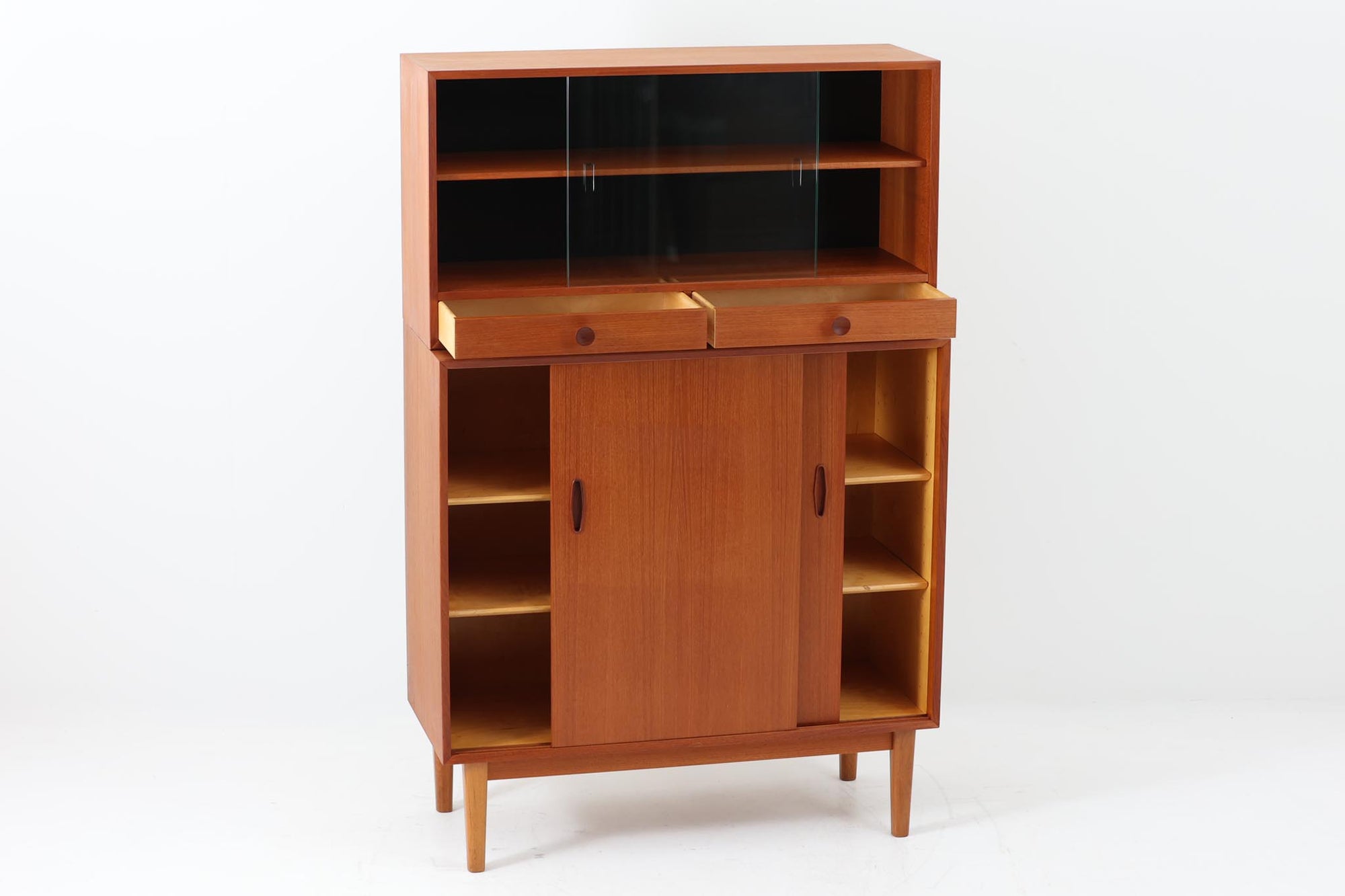 高さが低くて使いやすいサイズ感です。本体には高品質なチーク材が使われており、温かみのある空間を演出できそうです。脚部分に使われているオーク材がデザインのポイントです。