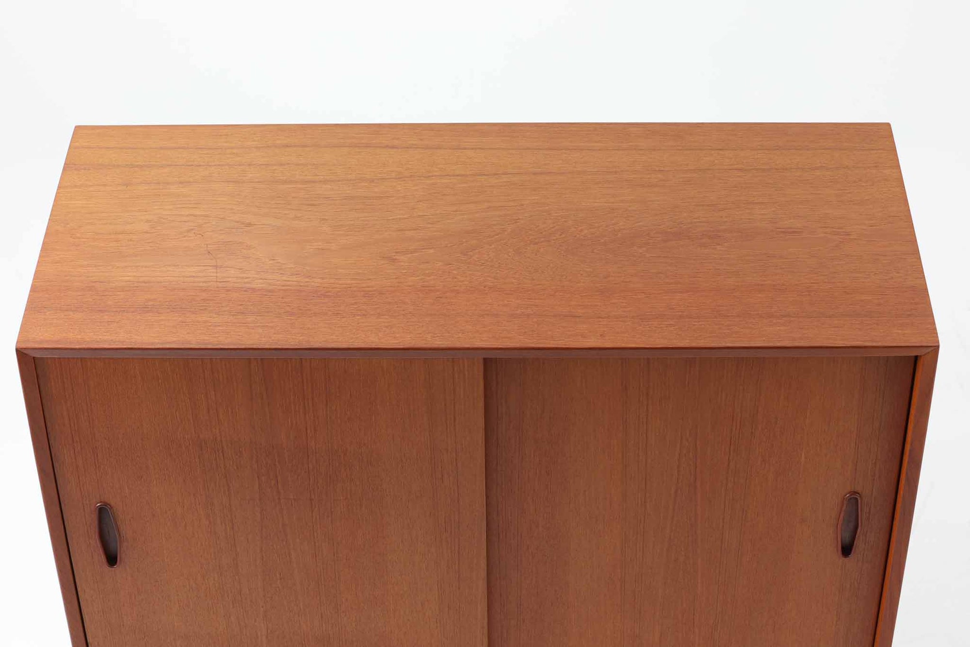 高さが低くて使いやすいサイズ感です。本体には高品質なチーク材が使われており、温かみのある空間を演出できそうです。脚部分に使われているオーク材がデザインのポイントです。