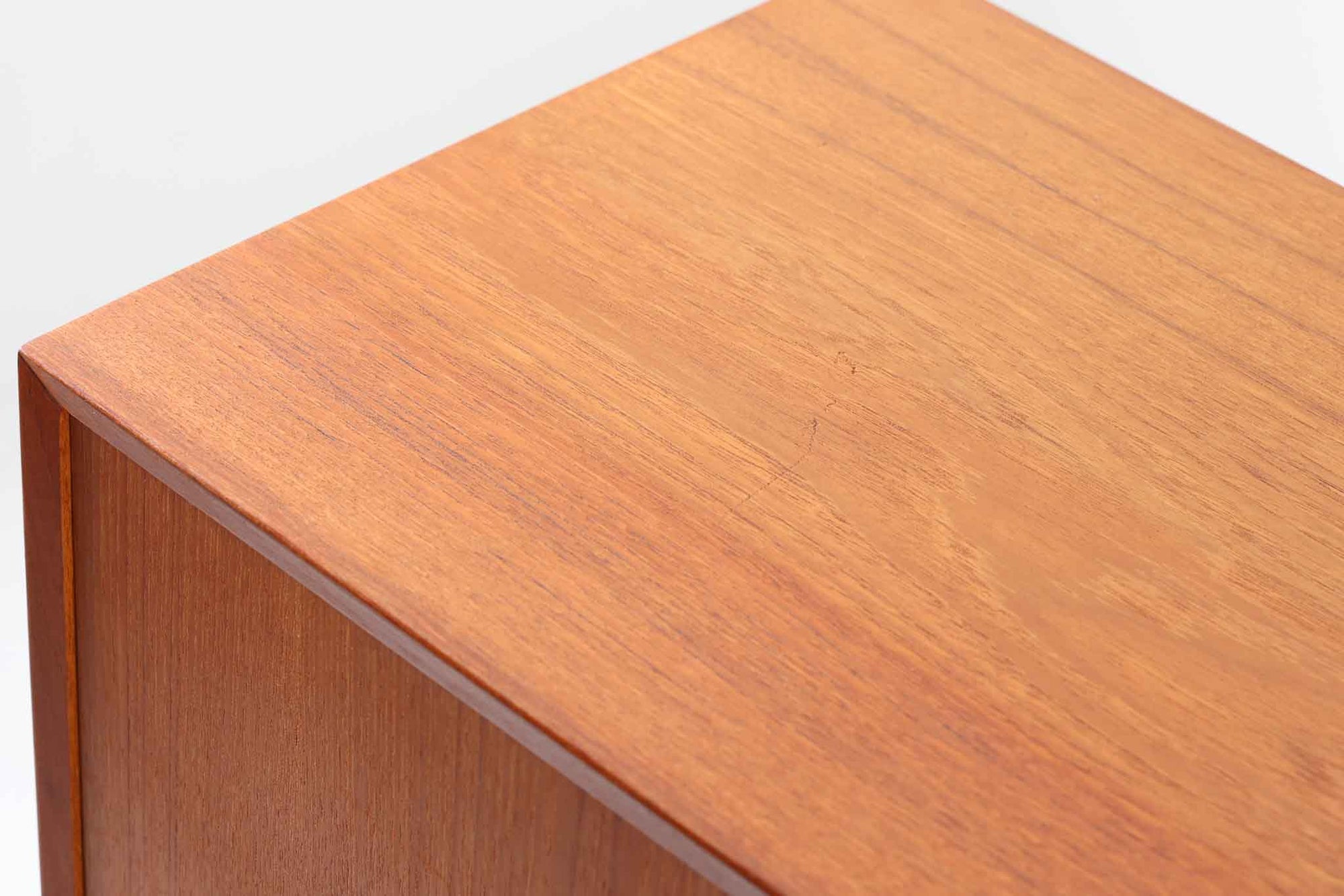 高さが低くて使いやすいサイズ感です。本体には高品質なチーク材が使われており、温かみのある空間を演出できそうです。脚部分に使われているオーク材がデザインのポイントです。