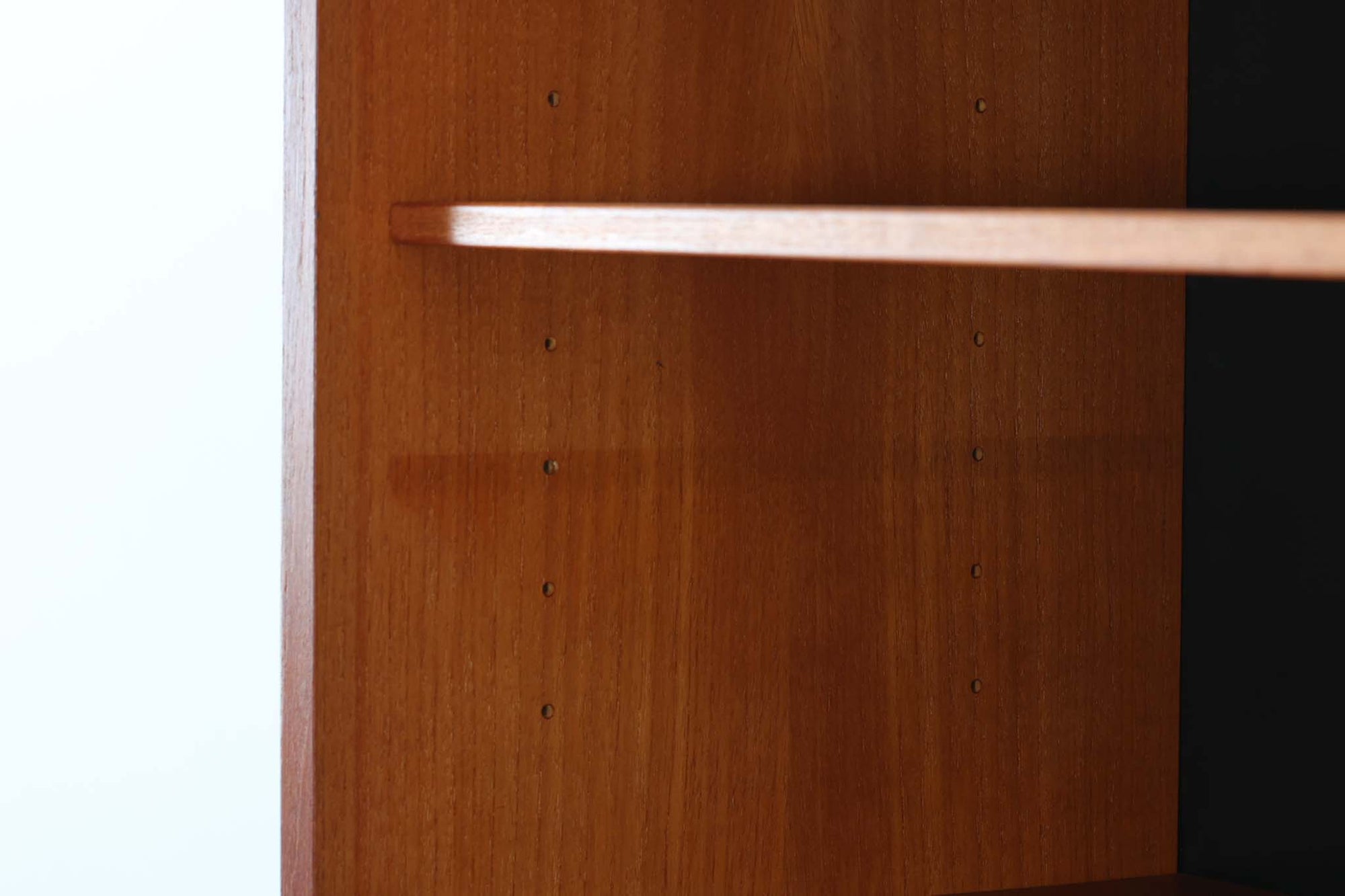 高さが低くて使いやすいサイズ感です。本体には高品質なチーク材が使われており、温かみのある空間を演出できそうです。脚部分に使われているオーク材がデザインのポイントです。