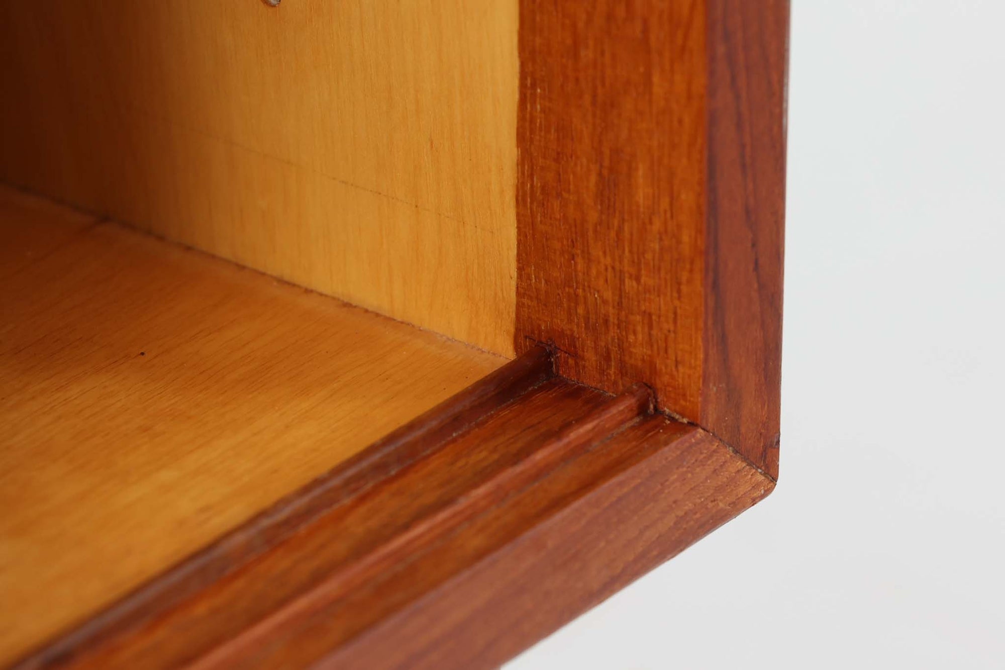 高さが低くて使いやすいサイズ感です。本体には高品質なチーク材が使われており、温かみのある空間を演出できそうです。脚部分に使われているオーク材がデザインのポイントです。