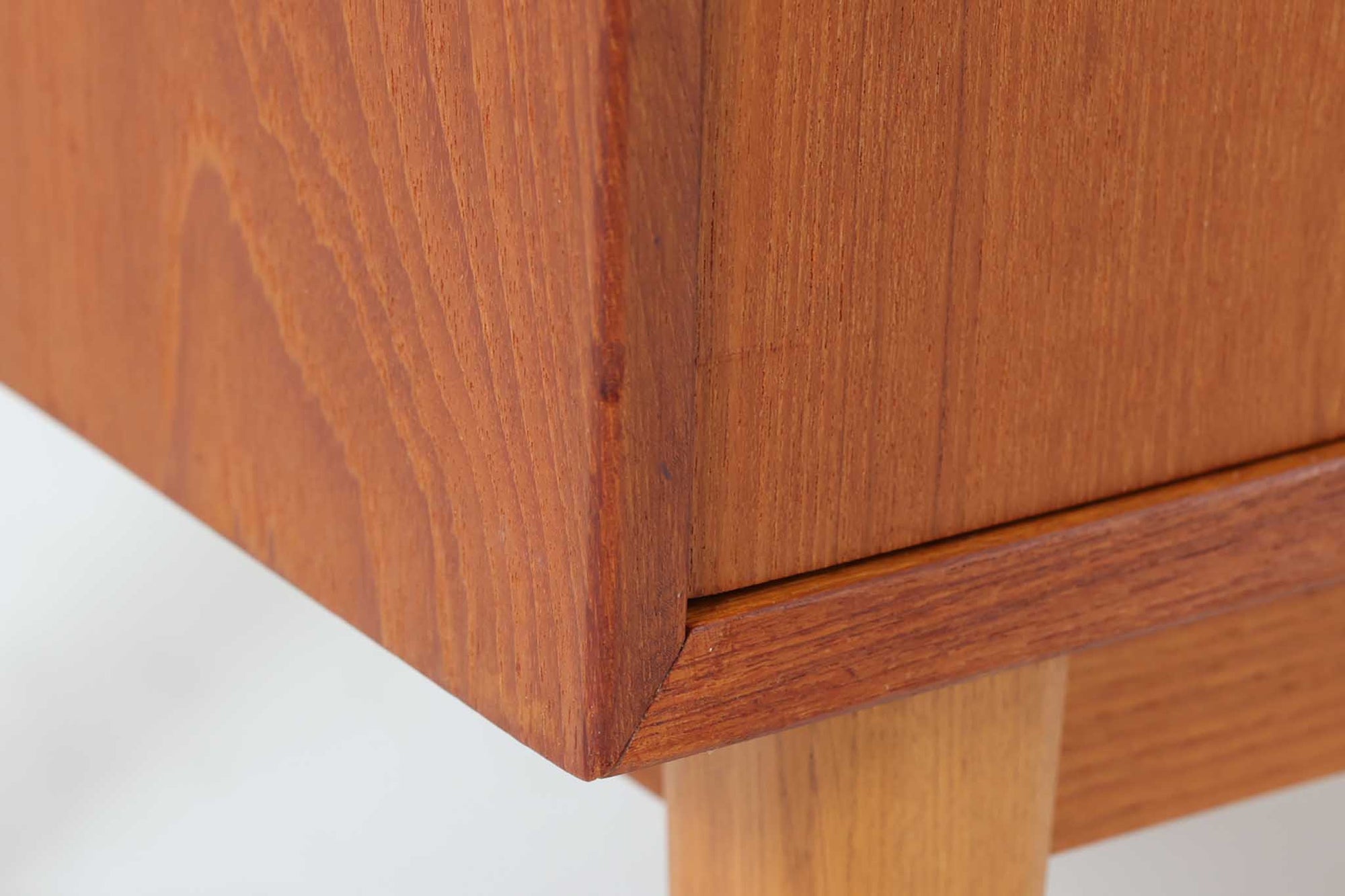 高さが低くて使いやすいサイズ感です。本体には高品質なチーク材が使われており、温かみのある空間を演出できそうです。脚部分に使われているオーク材がデザインのポイントです。