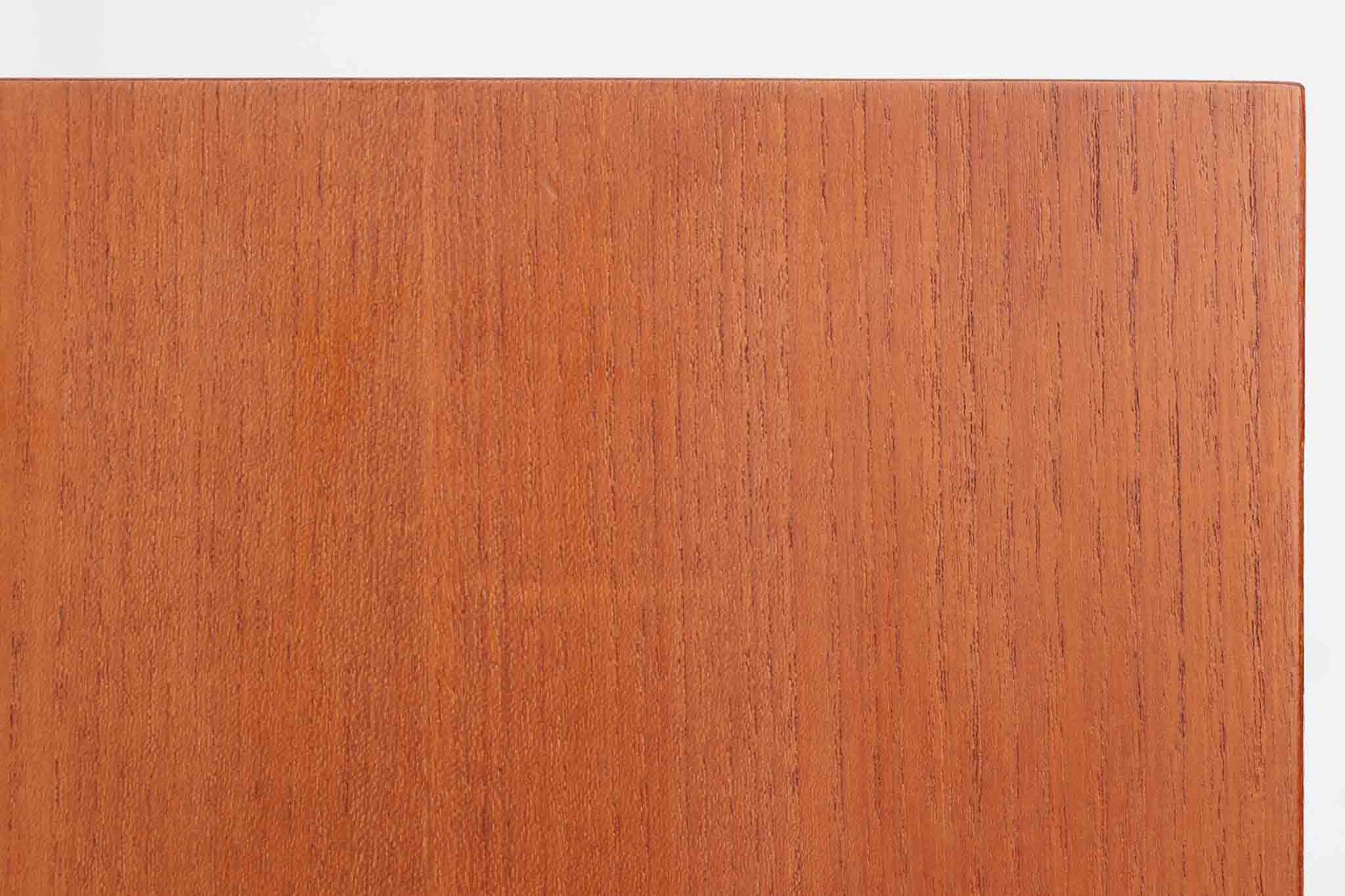 高さが低くて使いやすいサイズ感です。本体には高品質なチーク材が使われており、温かみのある空間を演出できそうです。脚部分に使われているオーク材がデザインのポイントです。