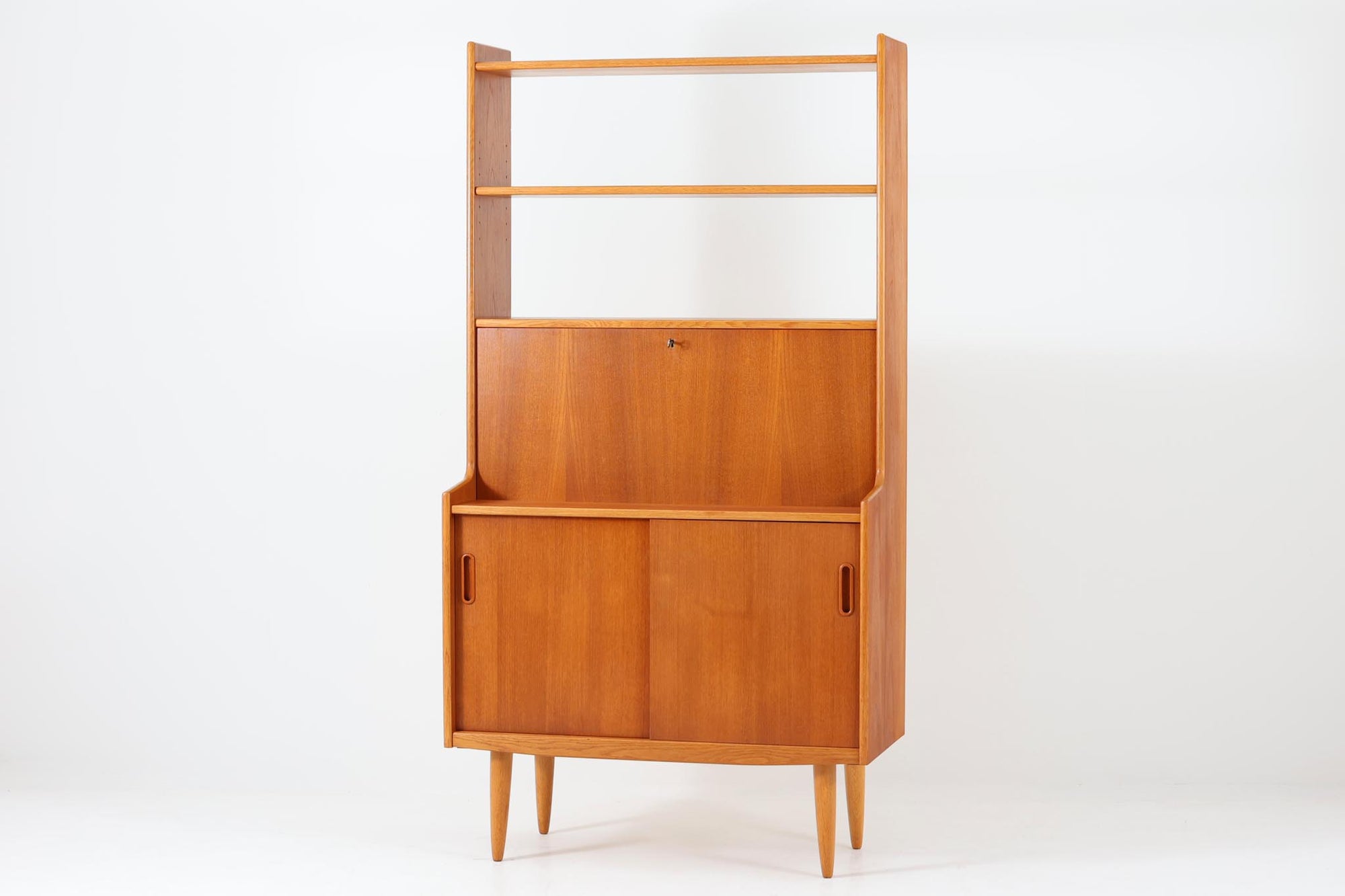 スウェーデンより買い付けたディスプレイシェルフです。開き棚による優れた機能性が魅力的で、お気に入りの本や飾り物を引き立てる理想的な収納スペースです。良質なチーク材が使用されています。