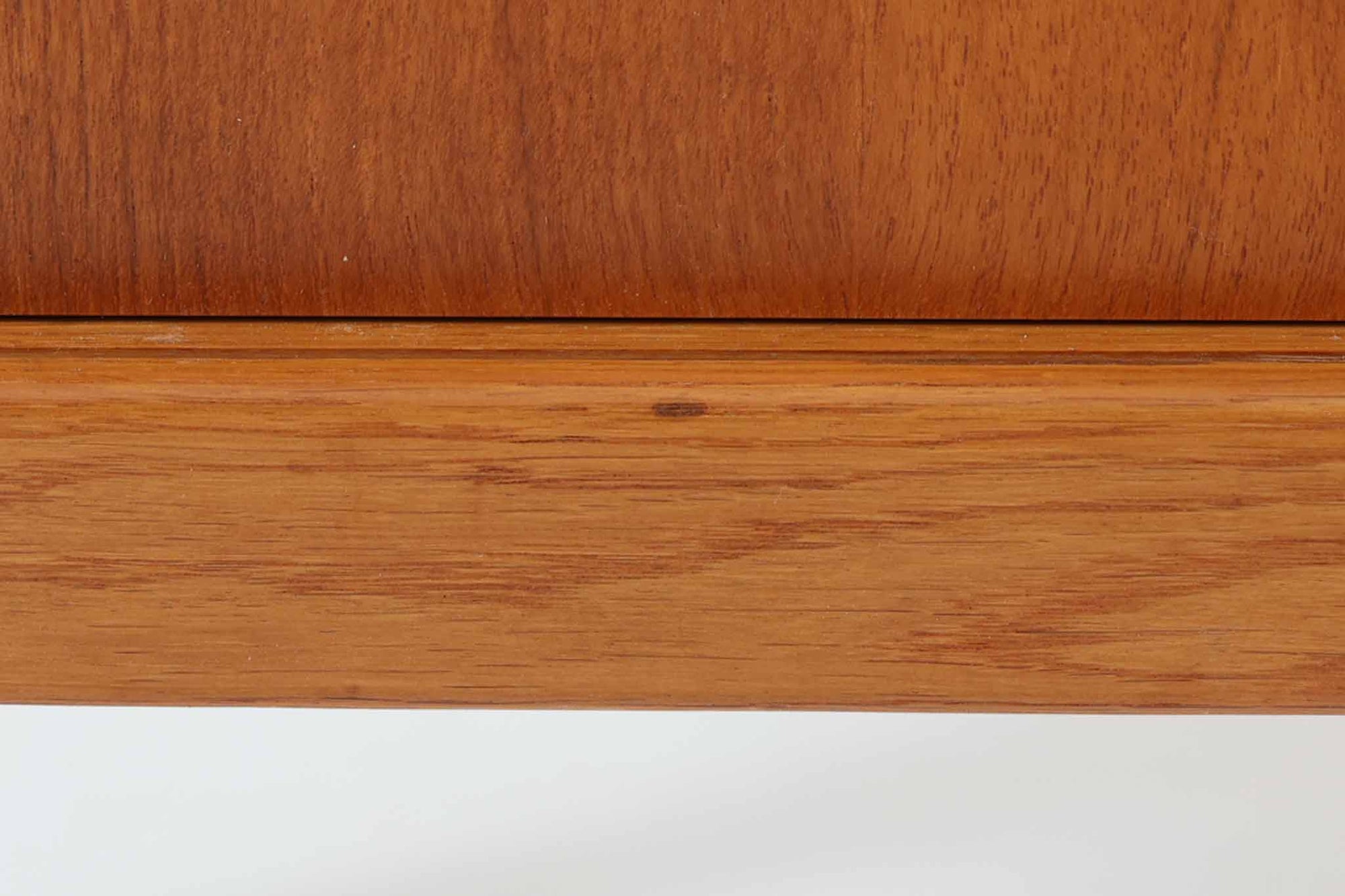 スウェーデンより買い付けたディスプレイシェルフです。開き棚による優れた機能性が魅力的で、お気に入りの本や飾り物を引き立てる理想的な収納スペースです。良質なチーク材が使用されています。