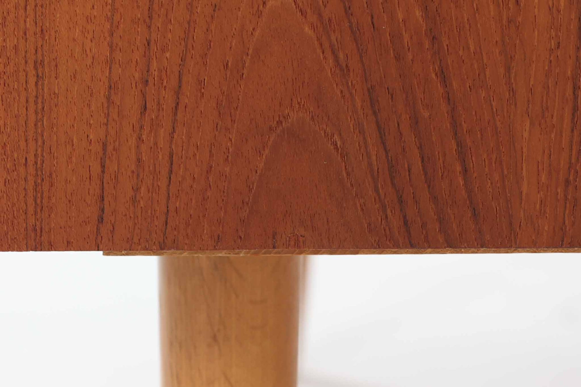 スウェーデンより買い付けたディスプレイシェルフです。開き棚による優れた機能性が魅力的で、お気に入りの本や飾り物を引き立てる理想的な収納スペースです。良質なチーク材が使用されています。