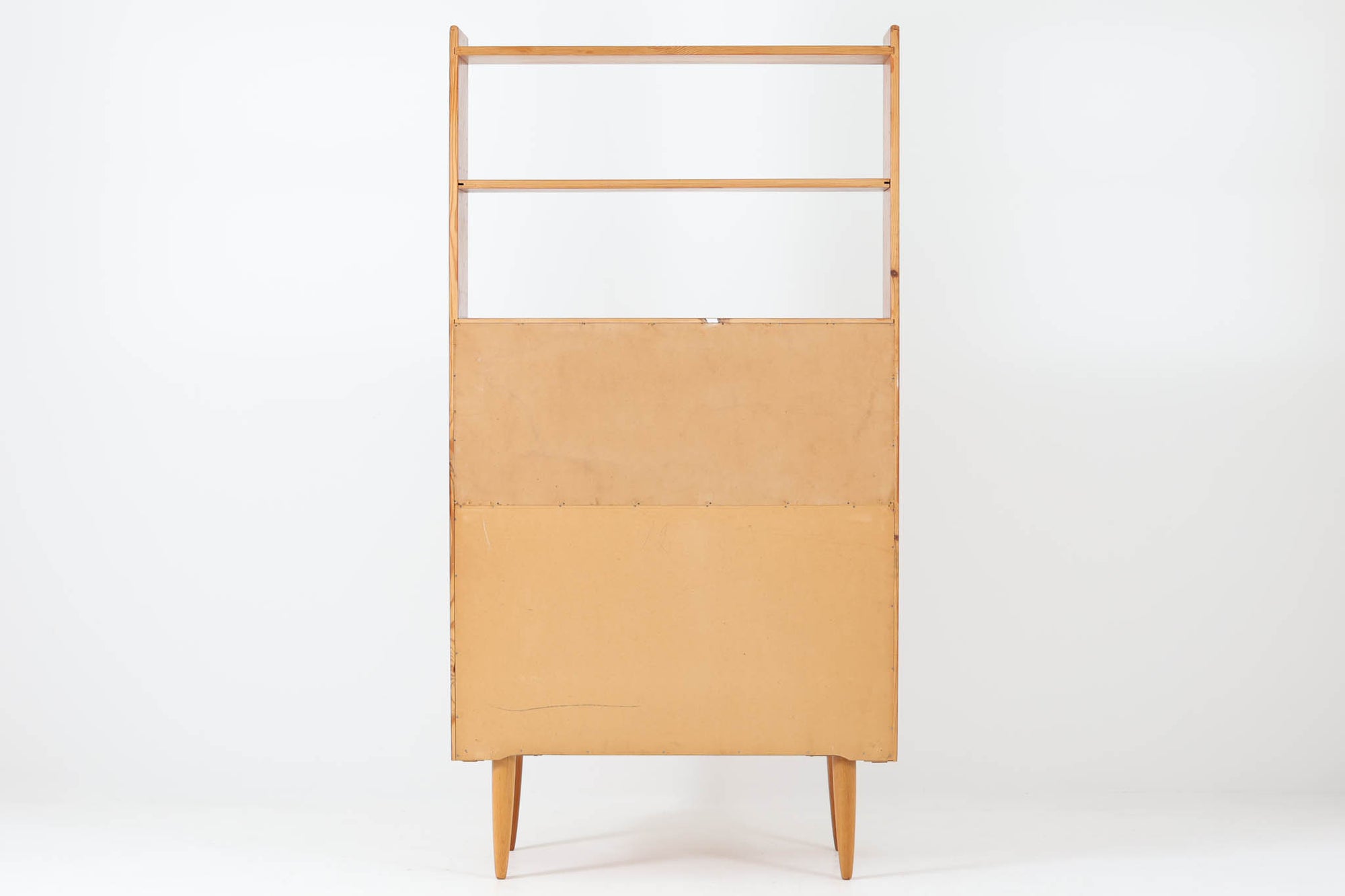 スウェーデンより買い付けたディスプレイシェルフです。開き棚による優れた機能性が魅力的で、お気に入りの本や飾り物を引き立てる理想的な収納スペースです。良質なチーク材が使用されています。