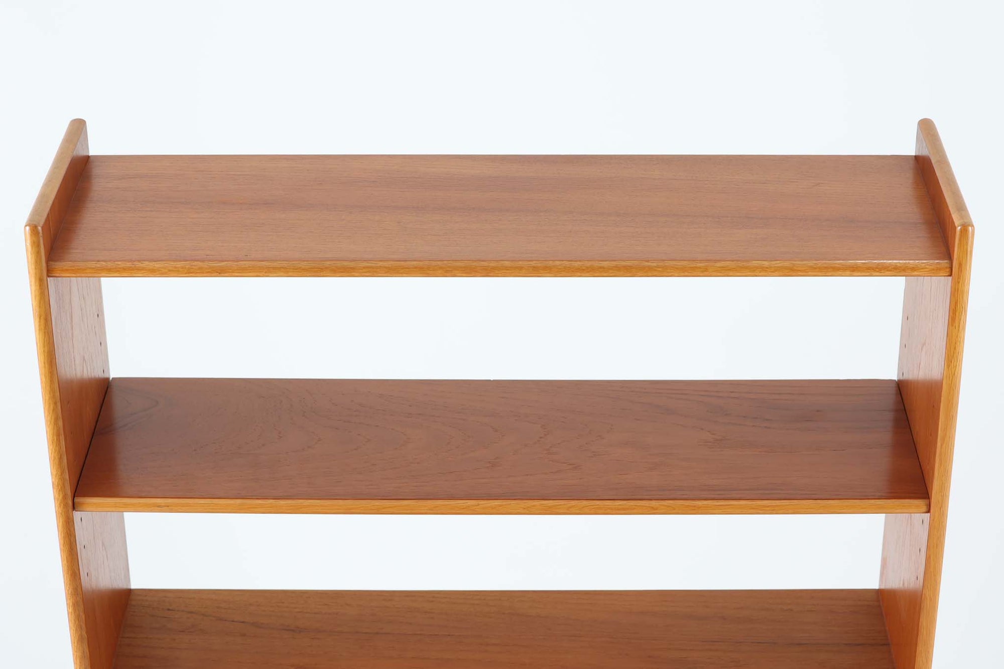 スウェーデンより買い付けたディスプレイシェルフです。開き棚による優れた機能性が魅力的で、お気に入りの本や飾り物を引き立てる理想的な収納スペースです。良質なチーク材が使用されています。