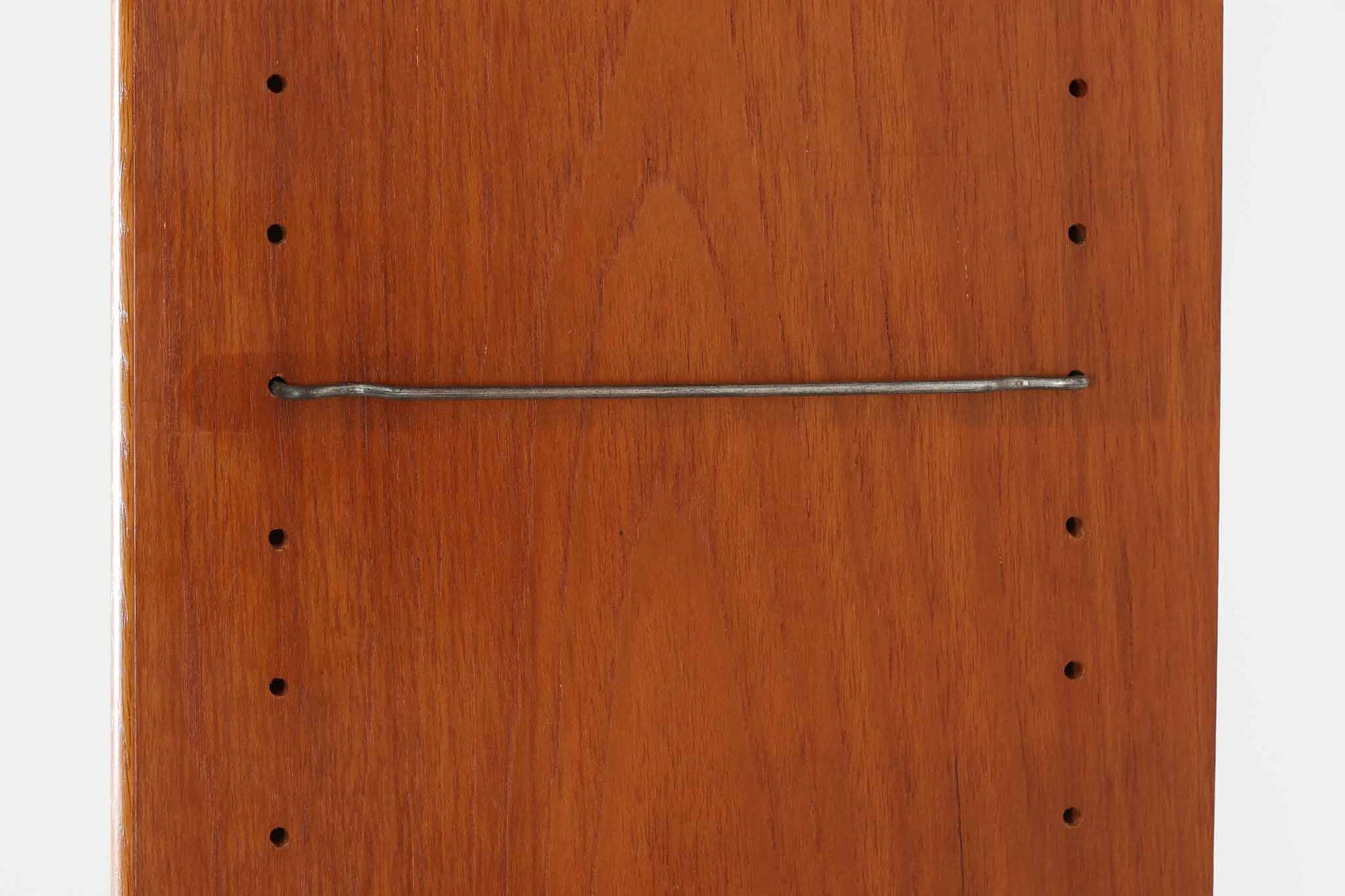 スウェーデンより買い付けたディスプレイシェルフです。開き棚による優れた機能性が魅力的で、お気に入りの本や飾り物を引き立てる理想的な収納スペースです。良質なチーク材が使用されています。