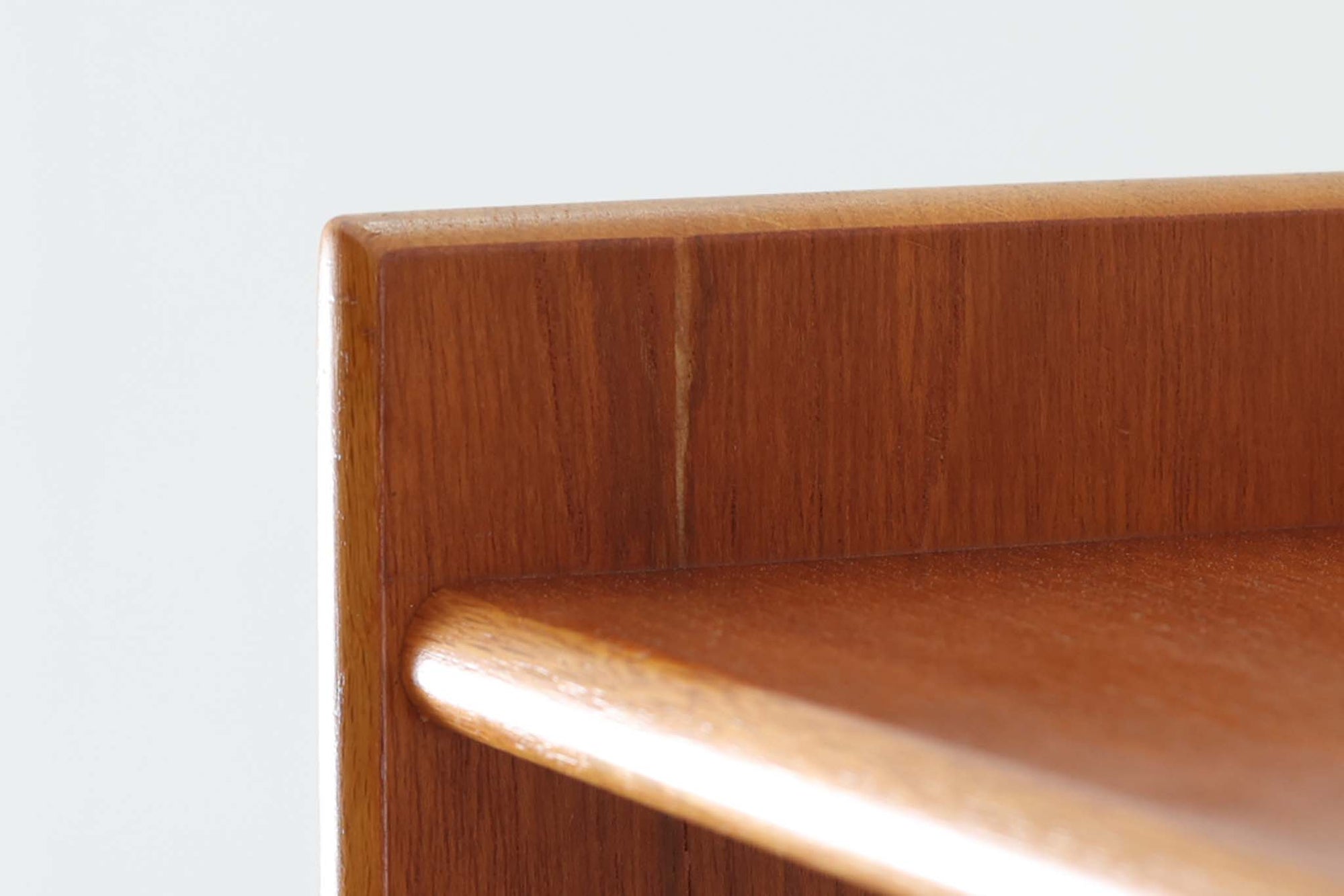 スウェーデンより買い付けたディスプレイシェルフです。開き棚による優れた機能性が魅力的で、お気に入りの本や飾り物を引き立てる理想的な収納スペースです。良質なチーク材が使用されています。