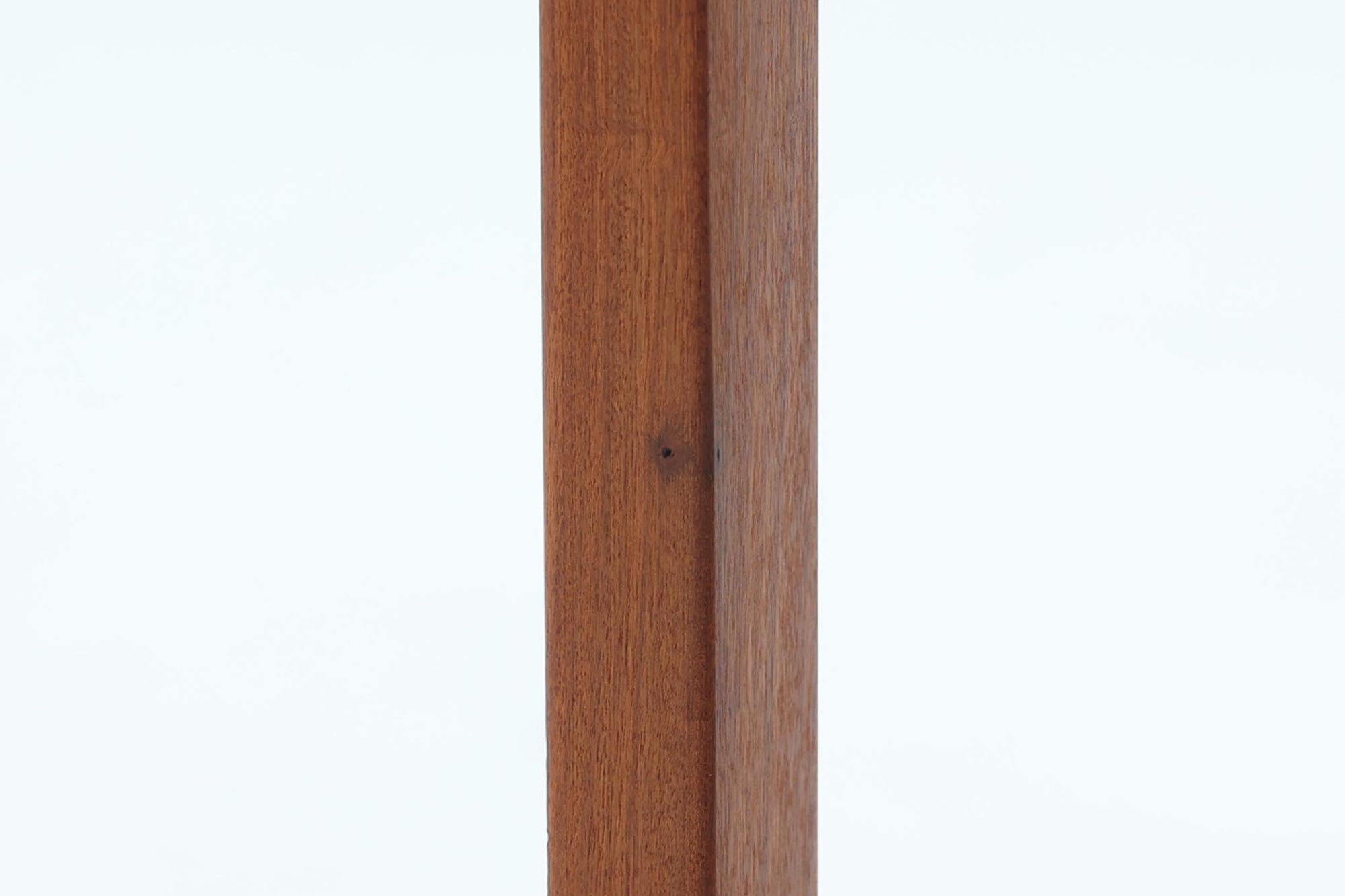 スウェーデンより買い付けたサイドチェストです。脚間の渡し木を脚先で繋げる事によりデザイン性の高い商品となっています。本体には良質なチーク材が使用されています。