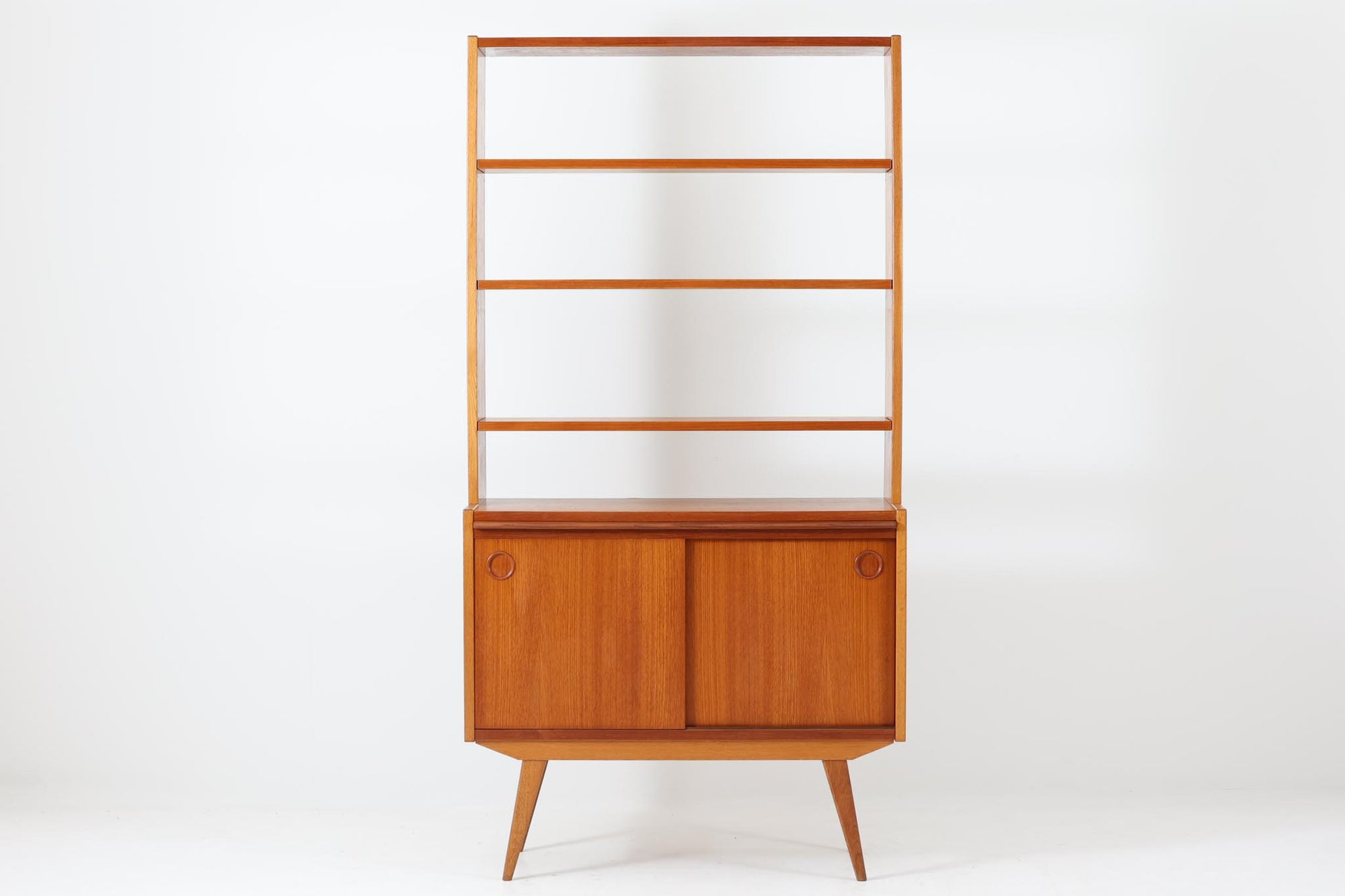 スウェーデンより買い付けたオープンシェルフです。スウェーデンらしいミニマリストで機能的なデザインが際立っています。良質なチーク材とオーク材が使用されています。左右に開いた脚が特徴的です。