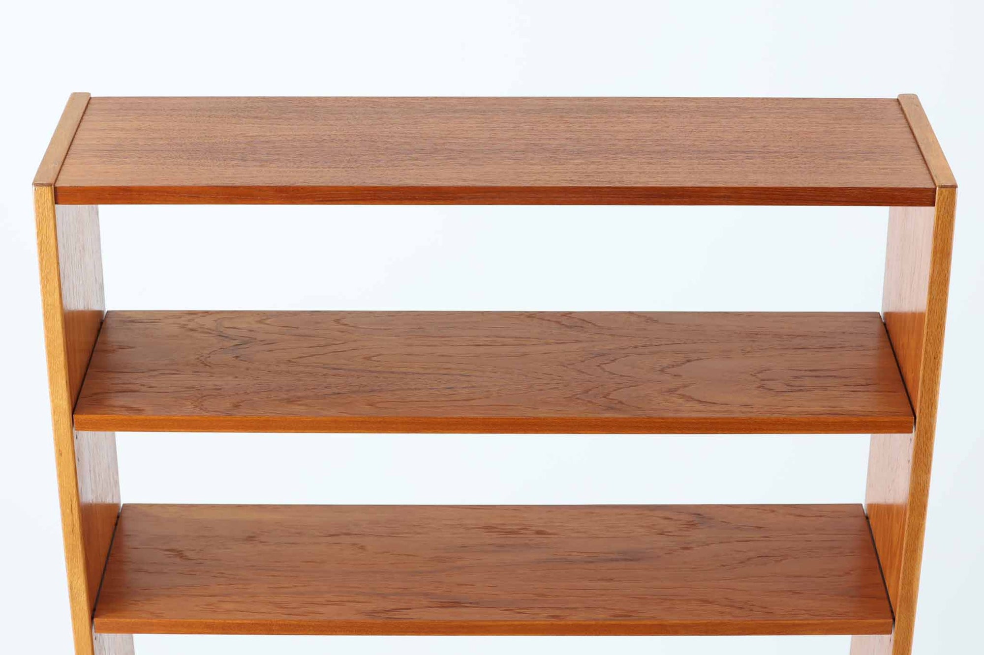 スウェーデンより買い付けたオープンシェルフです。スウェーデンらしいミニマリストで機能的なデザインが際立っています。良質なチーク材とオーク材が使用されています。左右に開いた脚が特徴的です。