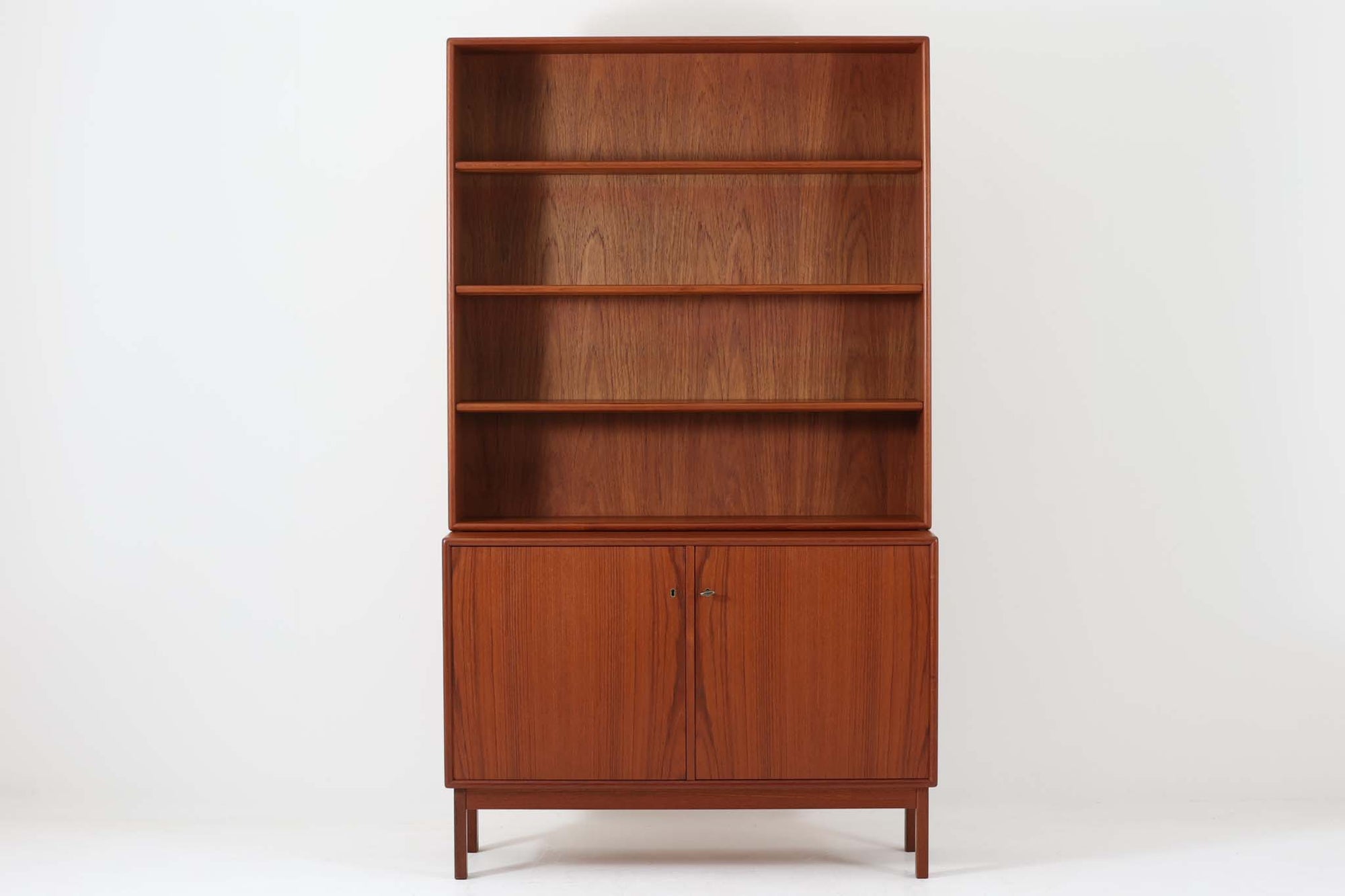 Wirserums Nya mobelfabrik社を代表する作品の一つです。シンプルなフォルムですが、本体縁は丸みを帯びておりクオリティーが高く、良質なチーク材が使用されています。