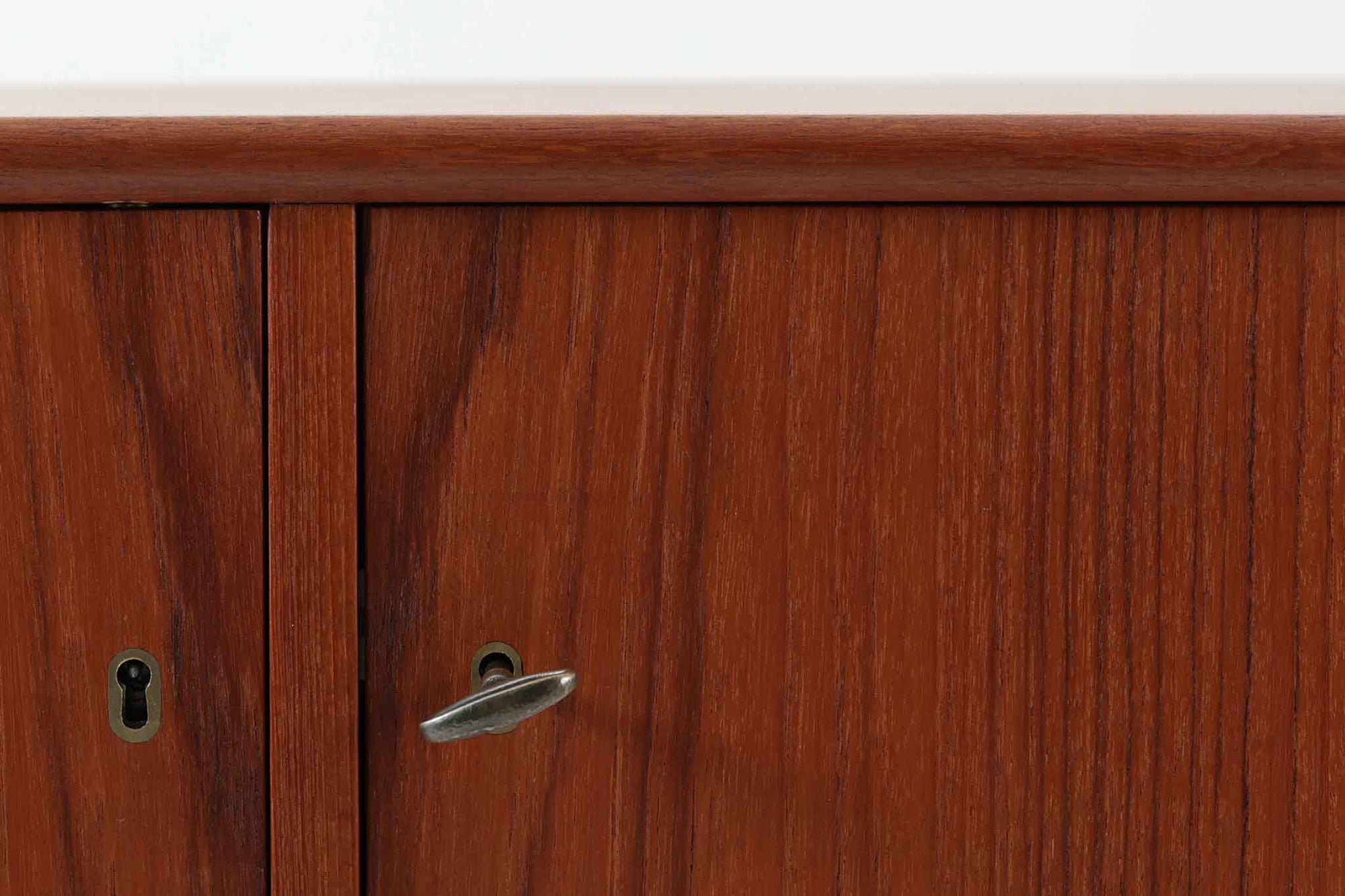 Wirserums Nya mobelfabrik社を代表する作品の一つです。シンプルなフォルムですが、本体縁は丸みを帯びておりクオリティーが高く、良質なチーク材が使用されています。