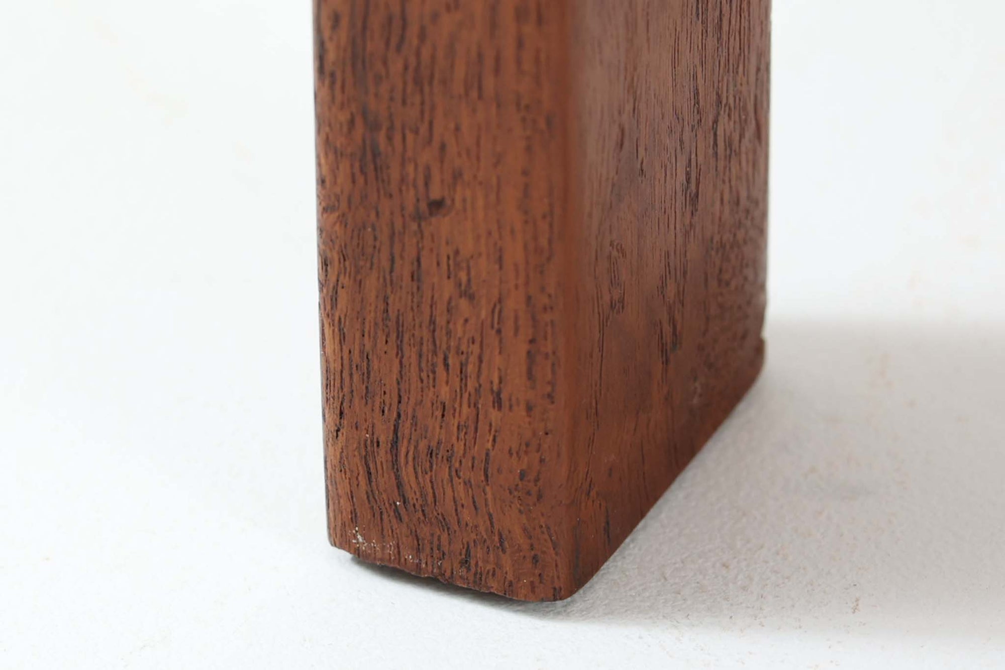 Wirserums Nya mobelfabrik社を代表する作品の一つです。シンプルなフォルムですが、本体縁は丸みを帯びておりクオリティーが高く、良質なチーク材が使用されています。