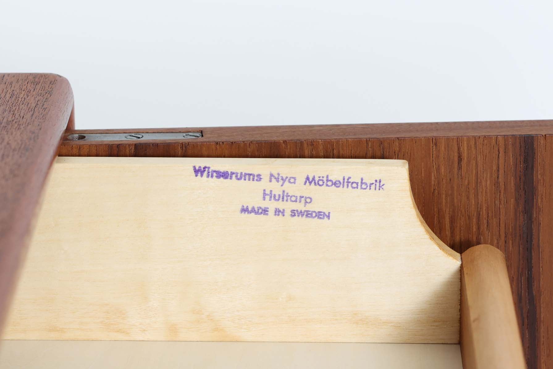 Wirserums Nya mobelfabrik社を代表する作品の一つです。シンプルなフォルムですが、本体縁は丸みを帯びておりクオリティーが高く、良質なチーク材が使用されています。