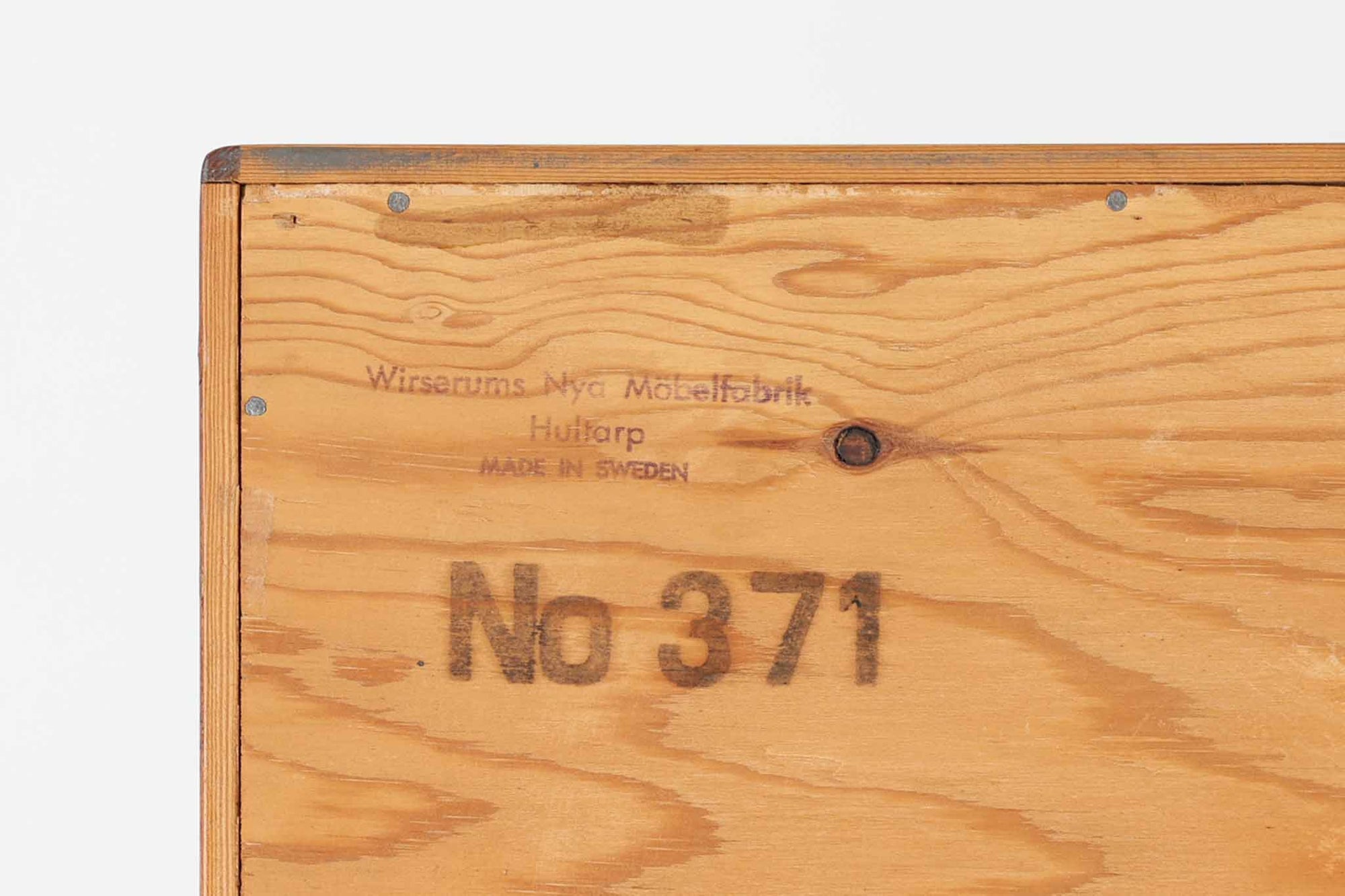 Wirserums Nya mobelfabrik社を代表する作品の一つです。シンプルなフォルムですが、本体縁は丸みを帯びておりクオリティーが高く、良質なチーク材が使用されています。