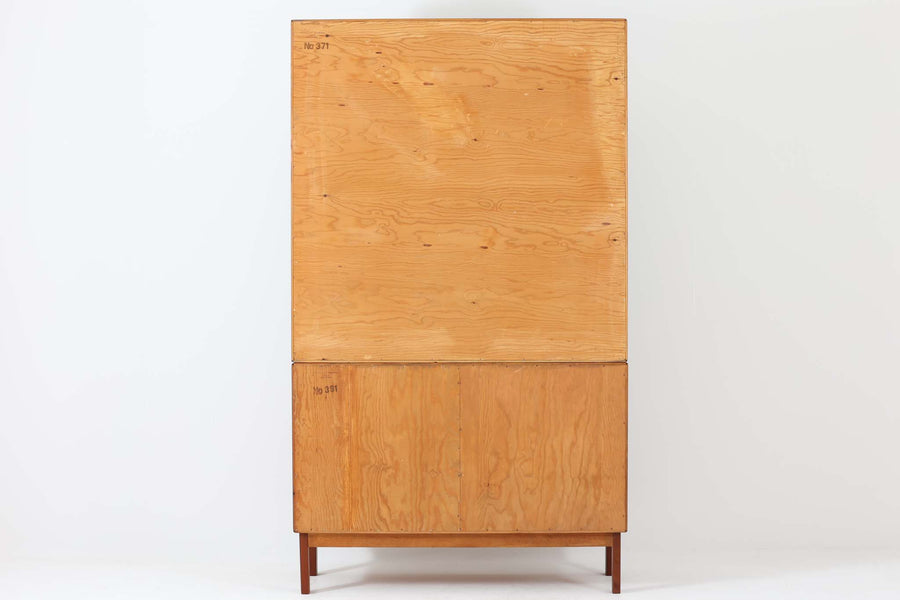 Wirserums Nya mobelfabrik社を代表する作品の一つです。シンプルなフォルムですが、本体縁は丸みを帯びておりクオリティーが高く、良質なチーク材が使用されています。