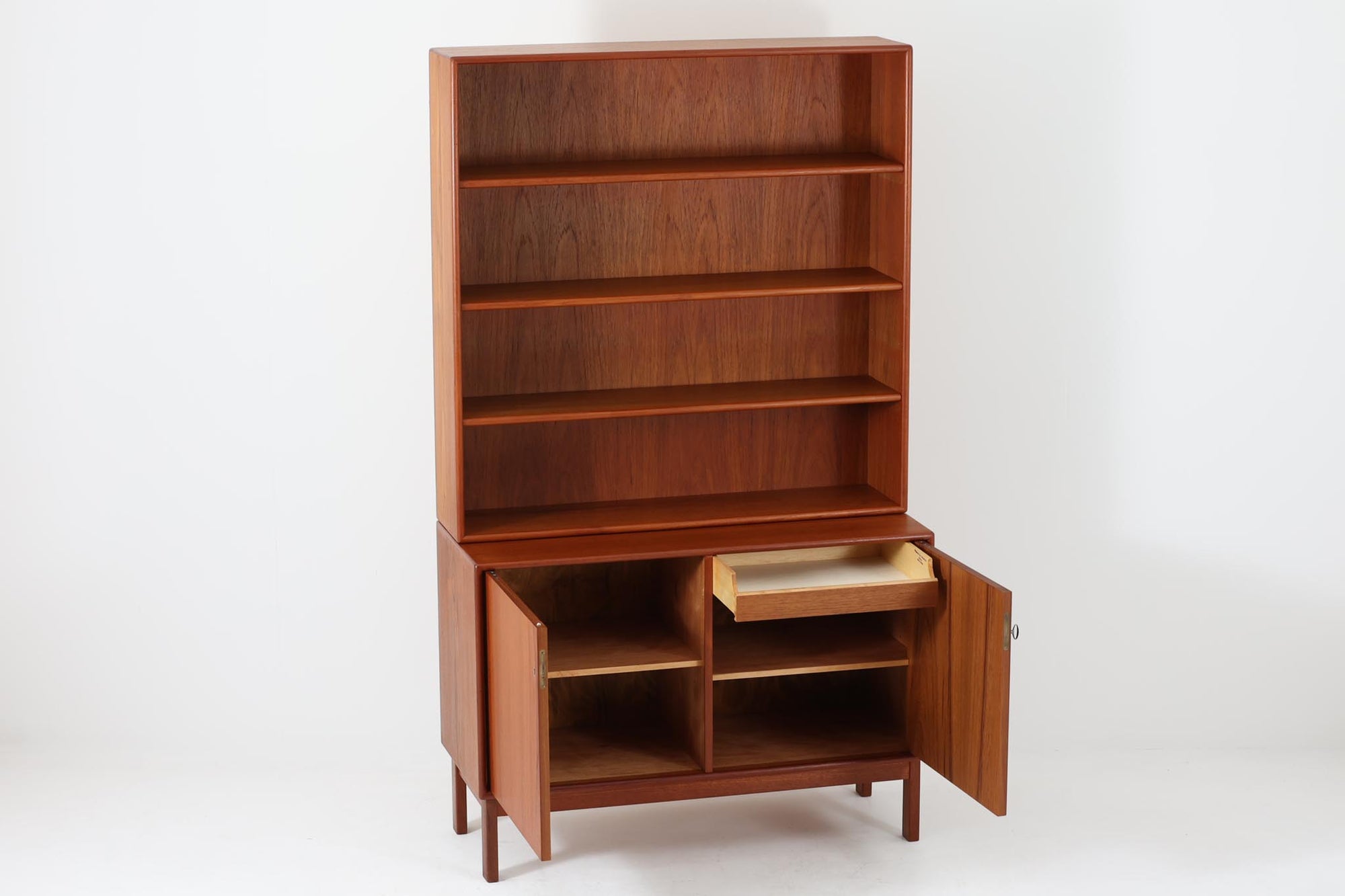 Wirserums Nya mobelfabrik社を代表する作品の一つです。シンプルなフォルムですが、本体縁は丸みを帯びておりクオリティーが高く、良質なチーク材が使用されています。