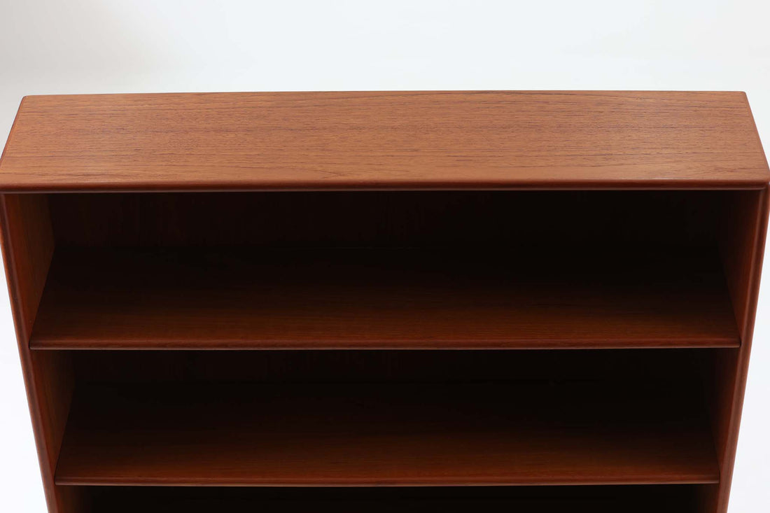 Wirserums Nya mobelfabrik社を代表する作品の一つです。シンプルなフォルムですが、本体縁は丸みを帯びておりクオリティーが高く、良質なチーク材が使用されています。