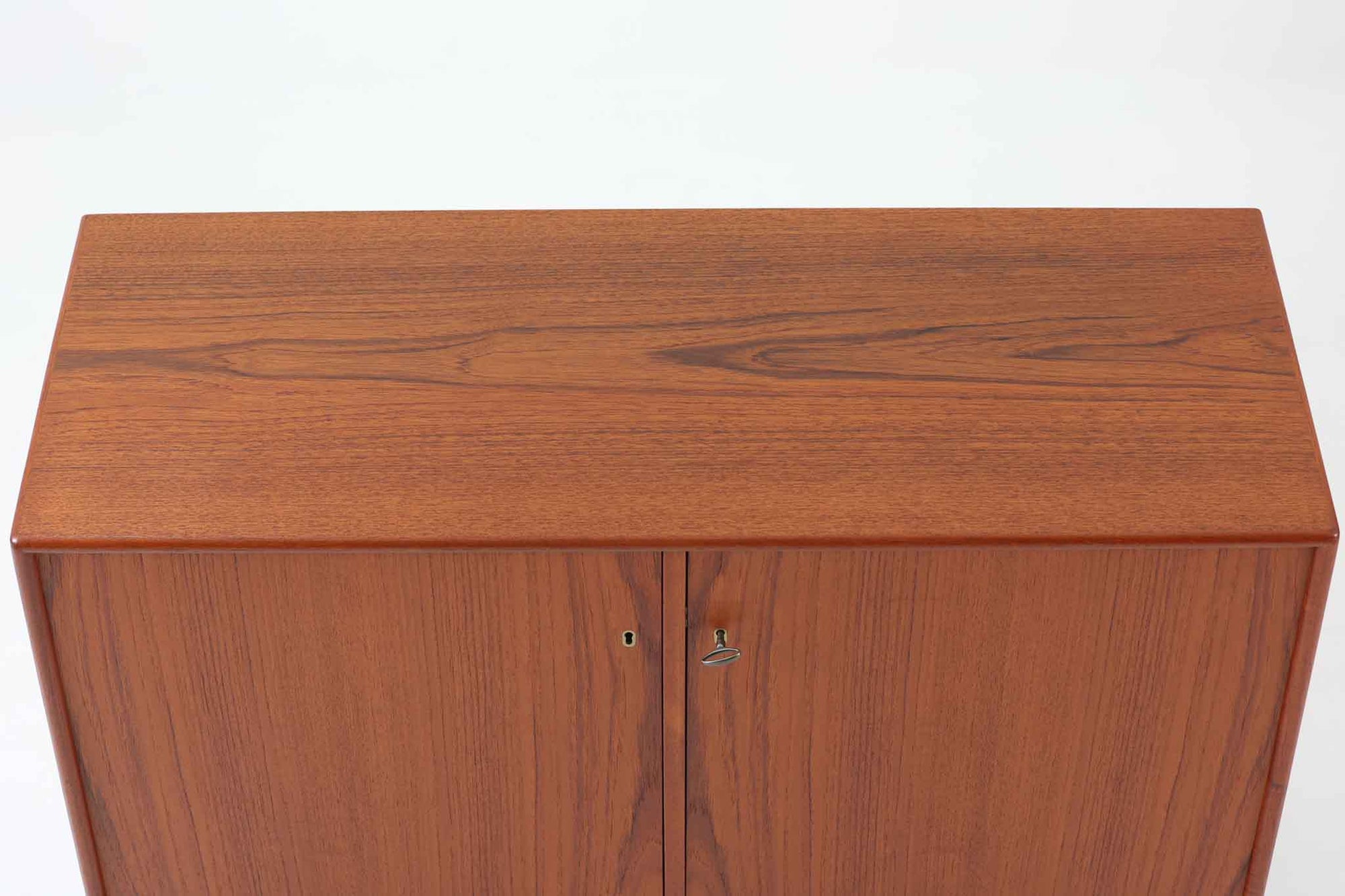 Wirserums Nya mobelfabrik社を代表する作品の一つです。シンプルなフォルムですが、本体縁は丸みを帯びておりクオリティーが高く、良質なチーク材が使用されています。