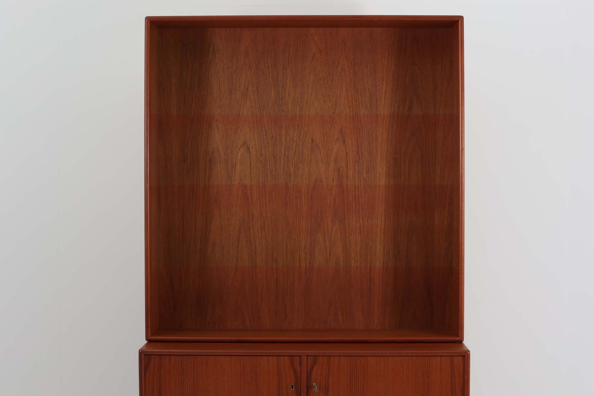 Wirserums Nya mobelfabrik社を代表する作品の一つです。シンプルなフォルムですが、本体縁は丸みを帯びておりクオリティーが高く、良質なチーク材が使用されています。