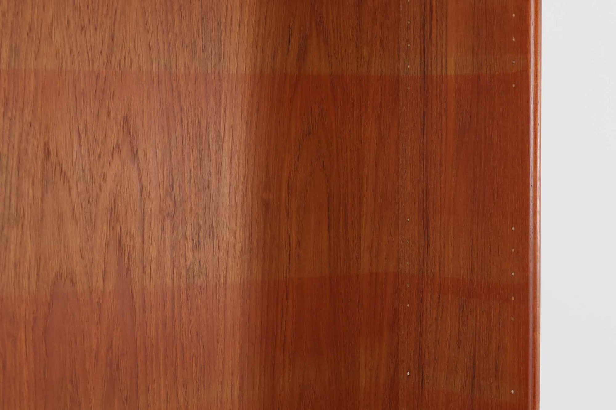 Wirserums Nya mobelfabrik社を代表する作品の一つです。シンプルなフォルムですが、本体縁は丸みを帯びておりクオリティーが高く、良質なチーク材が使用されています。