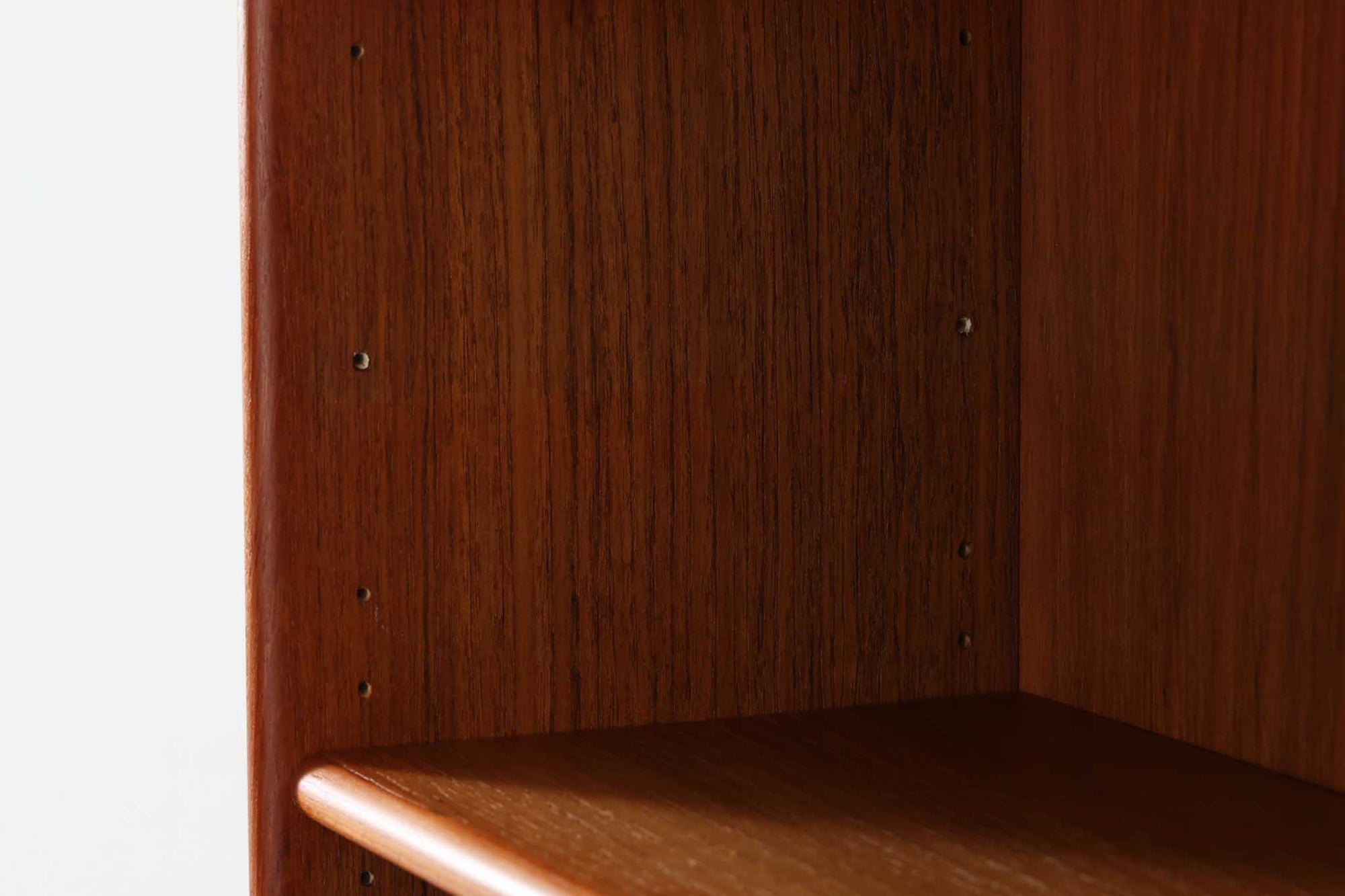 Wirserums Nya mobelfabrik社を代表する作品の一つです。シンプルなフォルムですが、本体縁は丸みを帯びておりクオリティーが高く、良質なチーク材が使用されています。