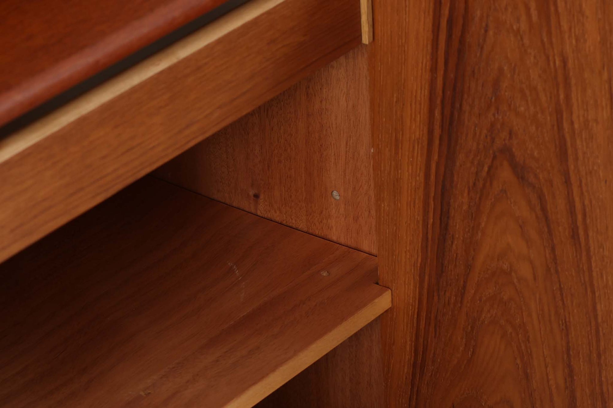 Wirserums Nya mobelfabrik社を代表する作品の一つです。シンプルなフォルムですが、本体縁は丸みを帯びておりクオリティーが高く、良質なチーク材が使用されています。