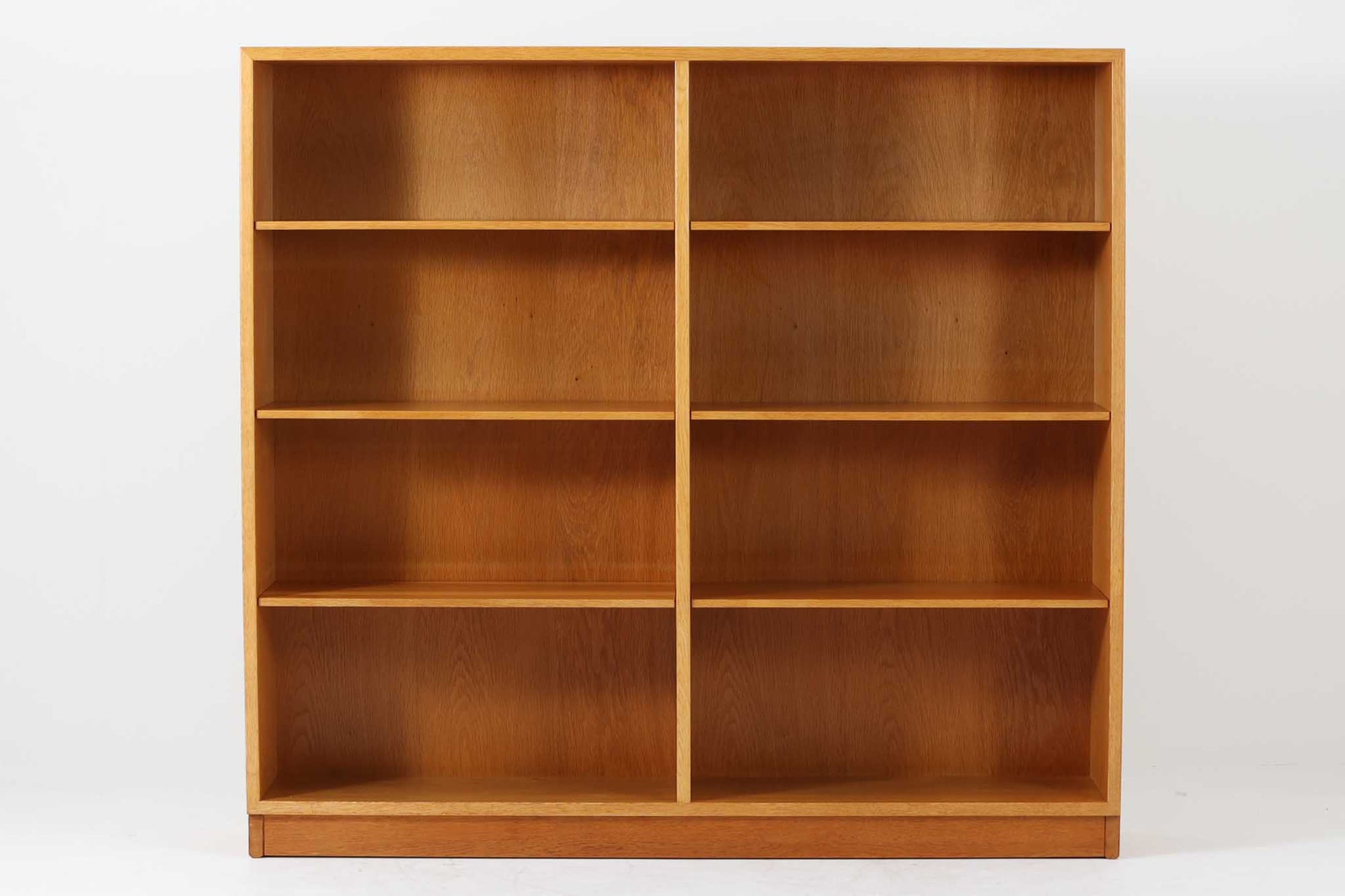 Oresundシリーズのブックシェルフは、ボーエ・モーエンセンのデザインで知られ、その品質の高さが際立つ逸品です。良質なオーク材が使用され、スウェーデンのKarl Andersson社によって丁寧に作り上げられています。シンプルで洗練されたデザインは、スウェーデンで長く愛されてきた作品であり、どんなインテリアにも調和します。