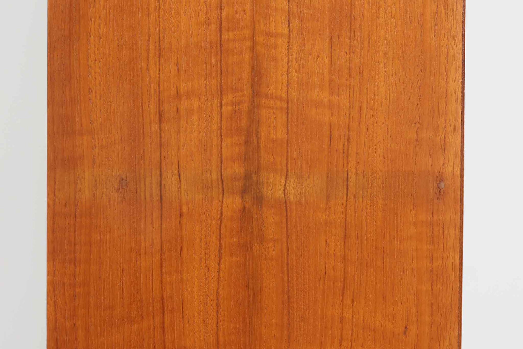 スウェーデンより買い付けたディスプレイシェルフです。引き出しや引き戸収納など収納力もあり使い勝手が良さそうです。下段と上段は分割可能です、