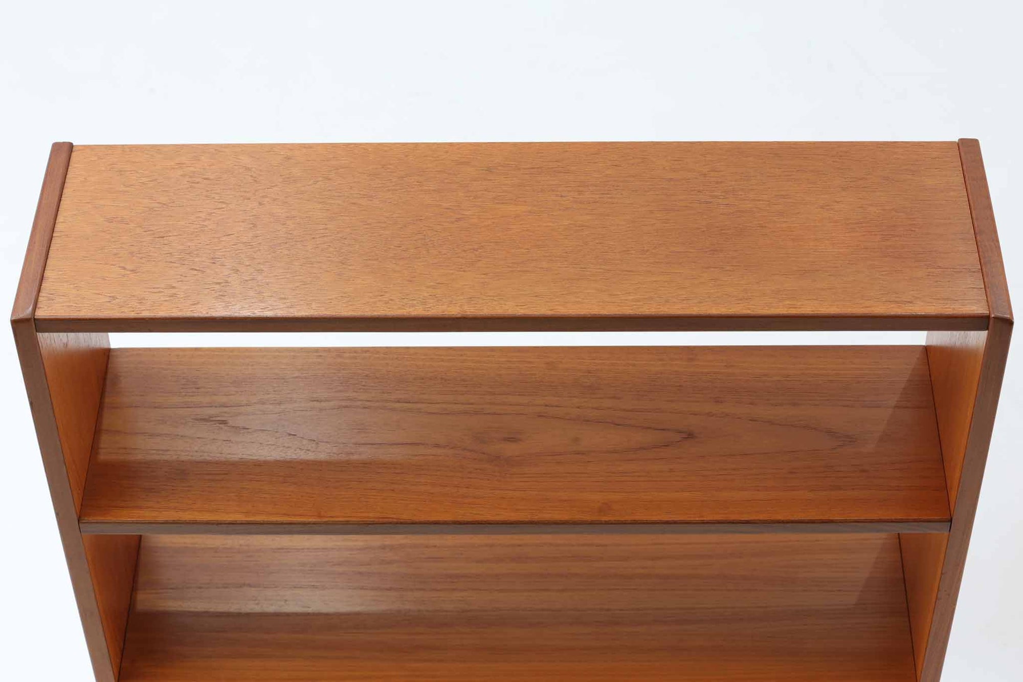 スウェーデンより買い付けたディスプレイシェルフです。引き出しや引き戸収納など収納力もあり使い勝手が良さそうです。下段と上段は分割可能です、