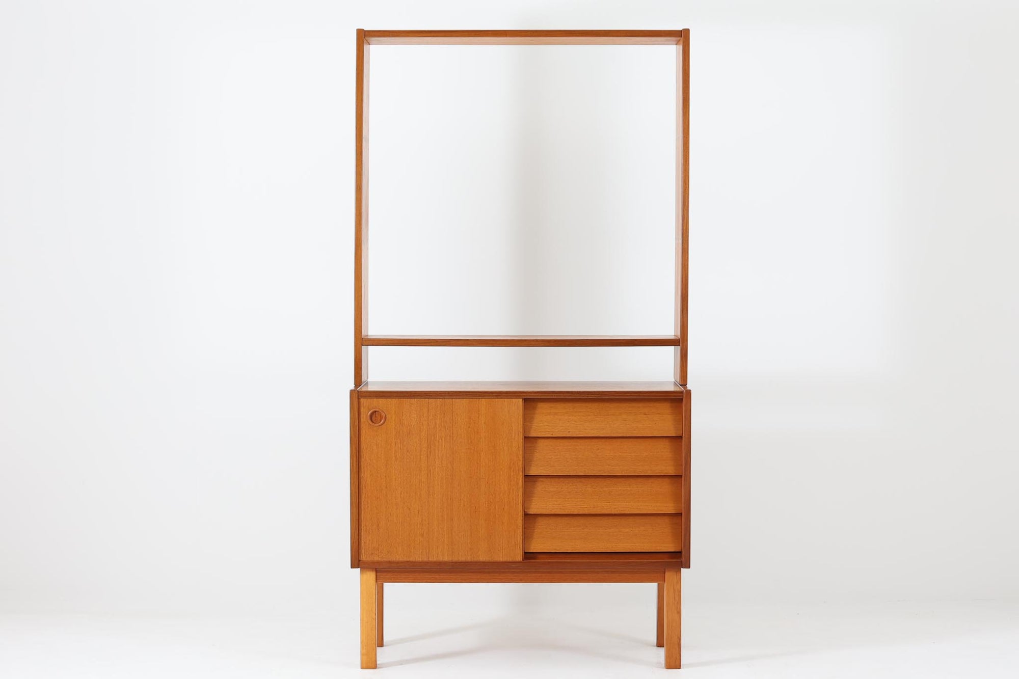 スウェーデンより買い付けたディスプレイシェルフです。引き出しや引き戸収納など収納力もあり使い勝手が良さそうです。下段と上段は分割可能です、