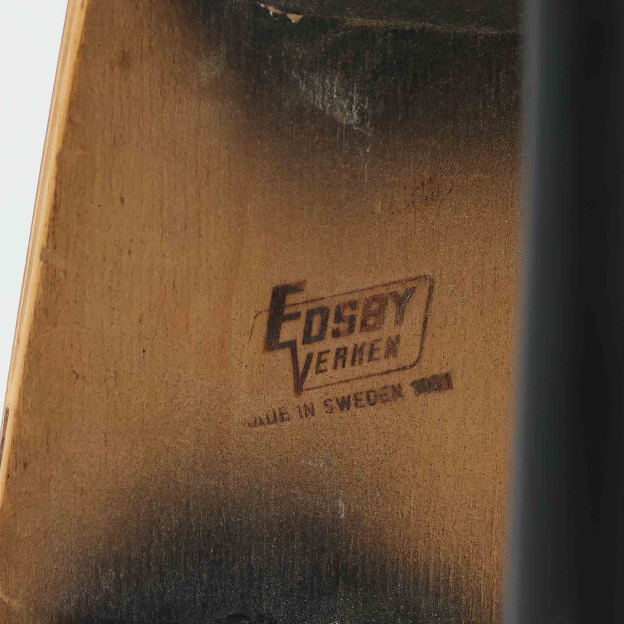 イルマリ・タピオヴァーラがデザインし、Edsby Verkenが手掛けた「Fannet」ダイニングチェアです。温かみのあるチーク材の座面に、ブラック仕上げのビーチ材を組み合わせた印象的なコントラストが魅力。細身のスポークを並べた軽快な背もたれと、外側へ伸びる脚部がすっきりとした佇まいを生み出しています。ダイニングはもちろん、デスクやドレッサーに合わせる一脚としても取り入れやすく、年月を重ねた木部の風合いと北欧らしい造形美を楽しめるビンテージ品です。