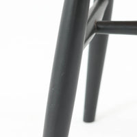 Ilmari Tapiovaaraがデザインし、Edsby Verkenが製作した「Fanett」ダイニングチェアです。チーク材の座面とブラック塗装のスピンドルが美しいコントラストを生み出し、軽やかで洗練されたフォルムが空間を引き締めます。背もたれに配された6本のスポークはビンテージモデルの特徴で、このチェアならではの印象的なディテール。背もたれから脚部へと流れる細身のラインは、北欧デザインならではの機能美と職人技を感じさせる佇まいです。食卓用としてはもちろん、デスクチェアやインテリアのアクセントとしても活躍し、時を経て深みを増した素材感がビンテージ家具ならではの魅力を引き立てる一脚です。