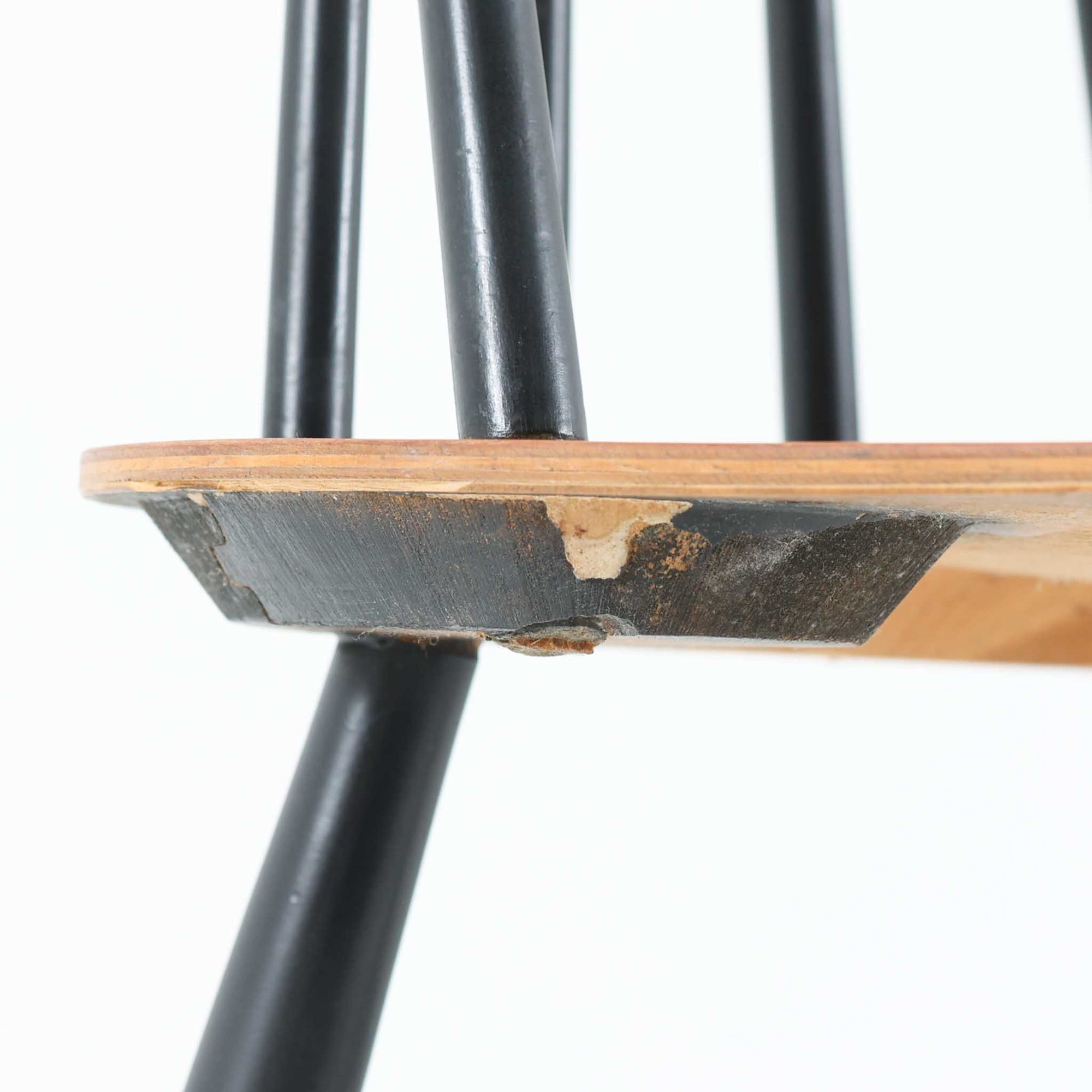 Ilmari Tapiovaaraがデザインし、Edsby Verkenが製作した「Fanett」ダイニングチェアです。チーク材の座面とブラック塗装のスピンドルが美しいコントラストを生み出し、軽やかで洗練されたフォルムが空間を引き締めます。背もたれに配された6本のスポークはビンテージモデルの特徴で、このチェアならではの印象的なディテール。背もたれから脚部へと流れる細身のラインは、北欧デザインならではの機能美と職人技を感じさせる佇まいです。食卓用としてはもちろん、デスクチェアやインテリアのアクセントとしても活躍し、時を経て深みを増した素材感がビンテージ家具ならではの魅力を引き立てる一脚です。