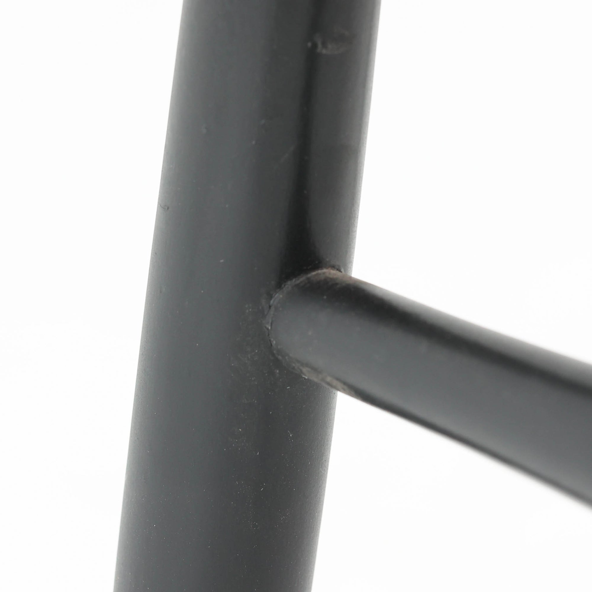 Ilmari Tapiovaaraがデザインし、Edsby Verkenが製作した「Fanett」ダイニングチェアです。チーク材の座面とブラック塗装のスピンドルが美しいコントラストを生み出し、軽やかで洗練されたフォルムが空間を引き締めます。背もたれに配された6本のスポークはビンテージモデルの特徴で、このチェアならではの印象的なディテール。背もたれから脚部へと流れる細身のラインは、北欧デザインならではの機能美と職人技を感じさせる佇まいです。食卓用としてはもちろん、デスクチェアやインテリアのアクセントとしても活躍し、時を経て深みを増した素材感がビンテージ家具ならではの魅力を引き立てる一脚です。