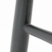 Ilmari Tapiovaaraがデザインし、Edsby Verkenが製作した「Fanett」ダイニングチェアです。チーク材の座面とブラック塗装のスピンドルが美しいコントラストを生み出し、軽やかで洗練されたフォルムが空間を引き締めます。背もたれに配された6本のスポークはビンテージモデルの特徴で、このチェアならではの印象的なディテール。背もたれから脚部へと流れる細身のラインは、北欧デザインならではの機能美と職人技を感じさせる佇まいです。食卓用としてはもちろん、デスクチェアやインテリアのアクセントとしても活躍し、時を経て深みを増した素材感がビンテージ家具ならではの魅力を引き立てる一脚です。