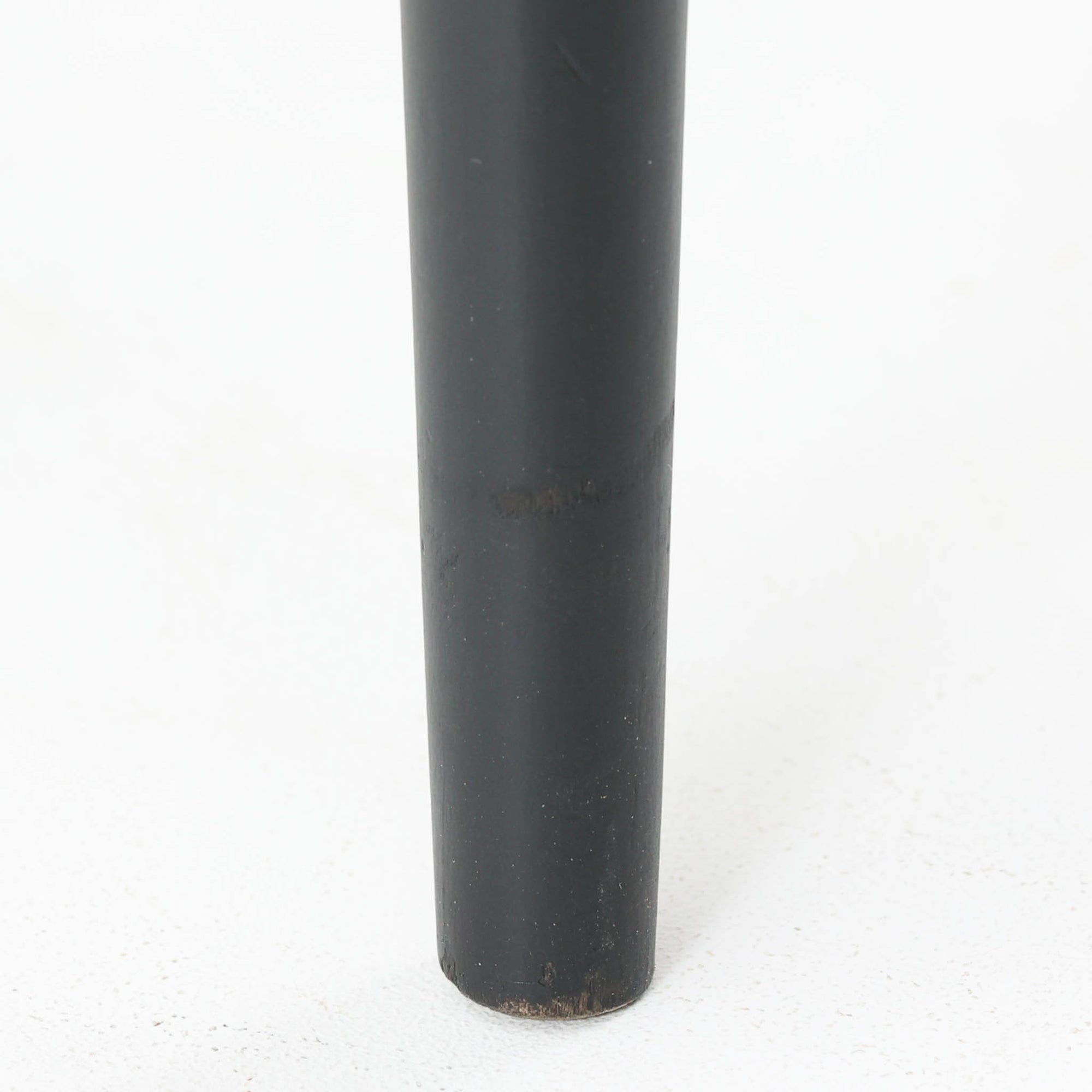 Ilmari Tapiovaaraがデザインし、Edsby Verkenが製作した「Fanett」ダイニングチェアです。チーク材の座面とブラック塗装のスピンドルが美しいコントラストを生み出し、軽やかで洗練されたフォルムが空間を引き締めます。背もたれに配された6本のスポークはビンテージモデルの特徴で、このチェアならではの印象的なディテール。背もたれから脚部へと流れる細身のラインは、北欧デザインならではの機能美と職人技を感じさせる佇まいです。食卓用としてはもちろん、デスクチェアやインテリアのアクセントとしても活躍し、時を経て深みを増した素材感がビンテージ家具ならではの魅力を引き立てる一脚です。