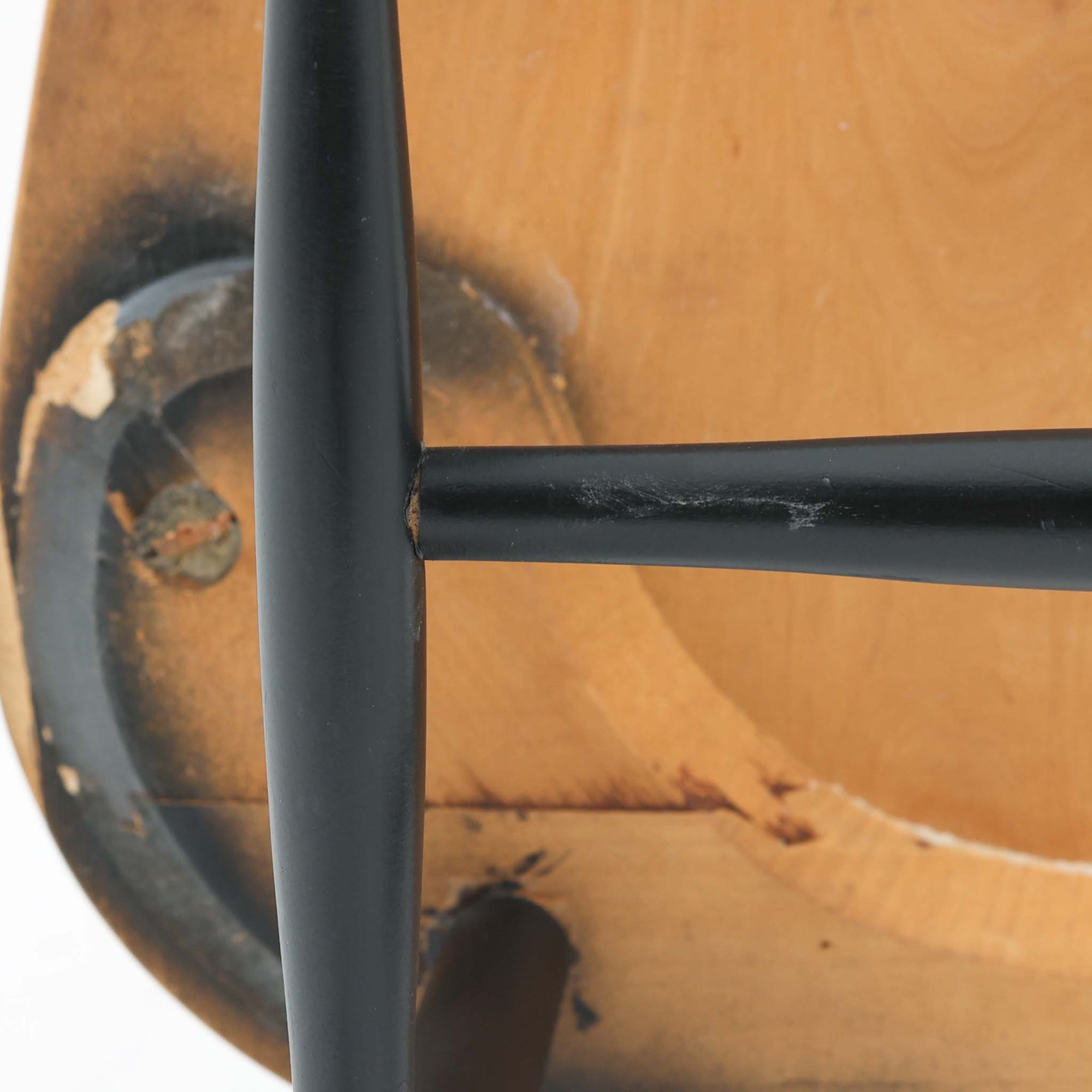 Ilmari Tapiovaaraがデザインし、Edsby Verkenが製作した「Fanett」ダイニングチェアです。チーク材の座面とブラック塗装のスピンドルが美しいコントラストを生み出し、軽やかで洗練されたフォルムが空間を引き締めます。背もたれに配された6本のスポークはビンテージモデルの特徴で、このチェアならではの印象的なディテール。背もたれから脚部へと流れる細身のラインは、北欧デザインならではの機能美と職人技を感じさせる佇まいです。食卓用としてはもちろん、デスクチェアやインテリアのアクセントとしても活躍し、時を経て深みを増した素材感がビンテージ家具ならではの魅力を引き立てる一脚です。