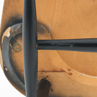 Ilmari Tapiovaaraがデザインし、Edsby Verkenが製作した「Fanett」ダイニングチェアです。チーク材の座面とブラック塗装のスピンドルが美しいコントラストを生み出し、軽やかで洗練されたフォルムが空間を引き締めます。背もたれに配された6本のスポークはビンテージモデルの特徴で、このチェアならではの印象的なディテール。背もたれから脚部へと流れる細身のラインは、北欧デザインならではの機能美と職人技を感じさせる佇まいです。食卓用としてはもちろん、デスクチェアやインテリアのアクセントとしても活躍し、時を経て深みを増した素材感がビンテージ家具ならではの魅力を引き立てる一脚です。